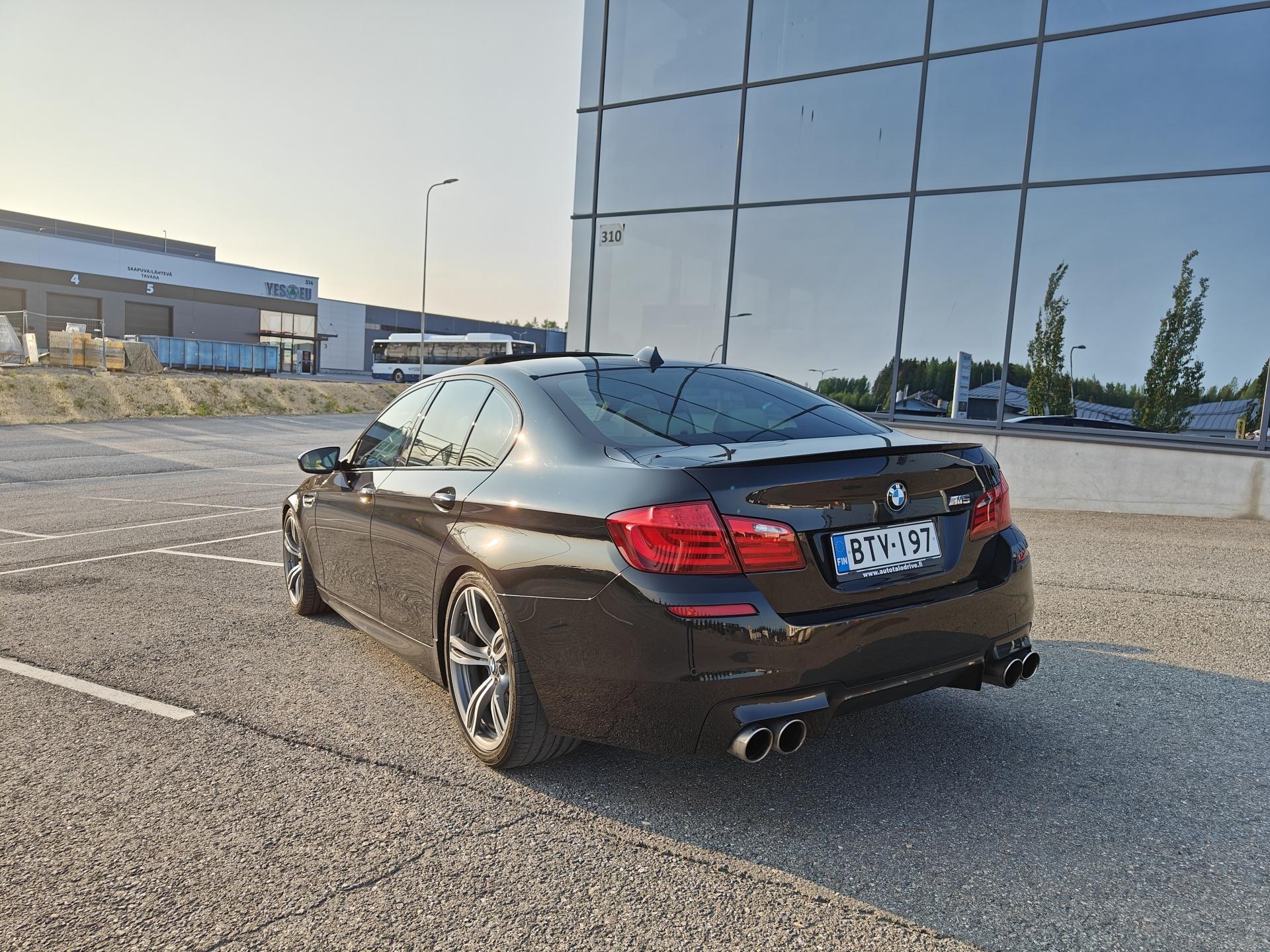 BMW M5 2011