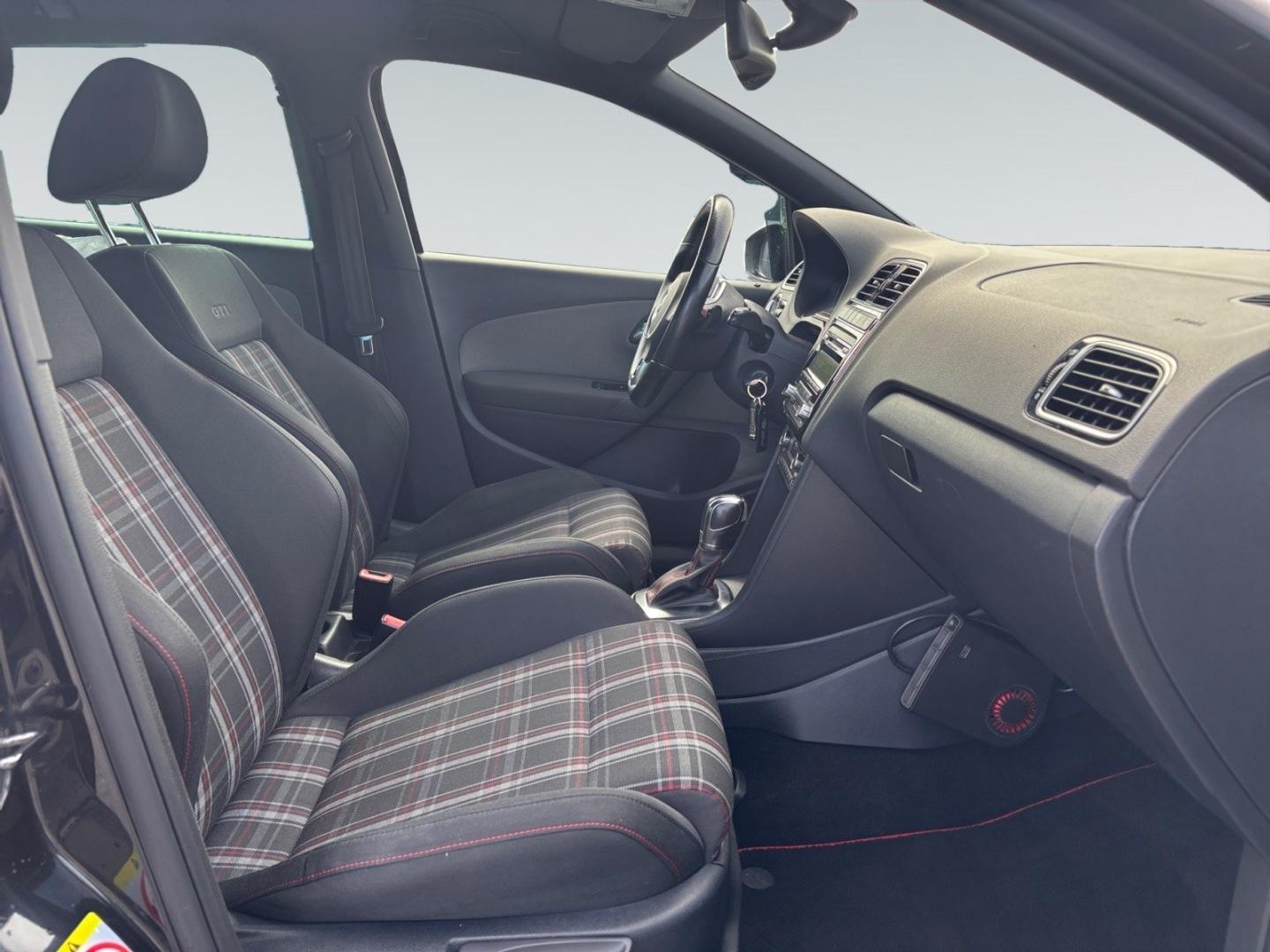 VOLKSWAGEN Polo 2011