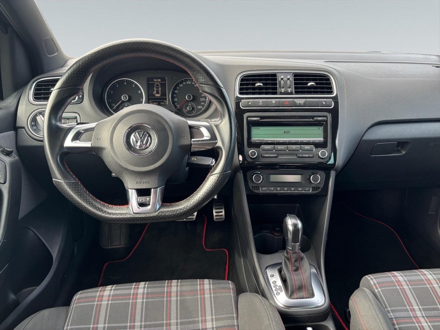 VOLKSWAGEN Polo 2011