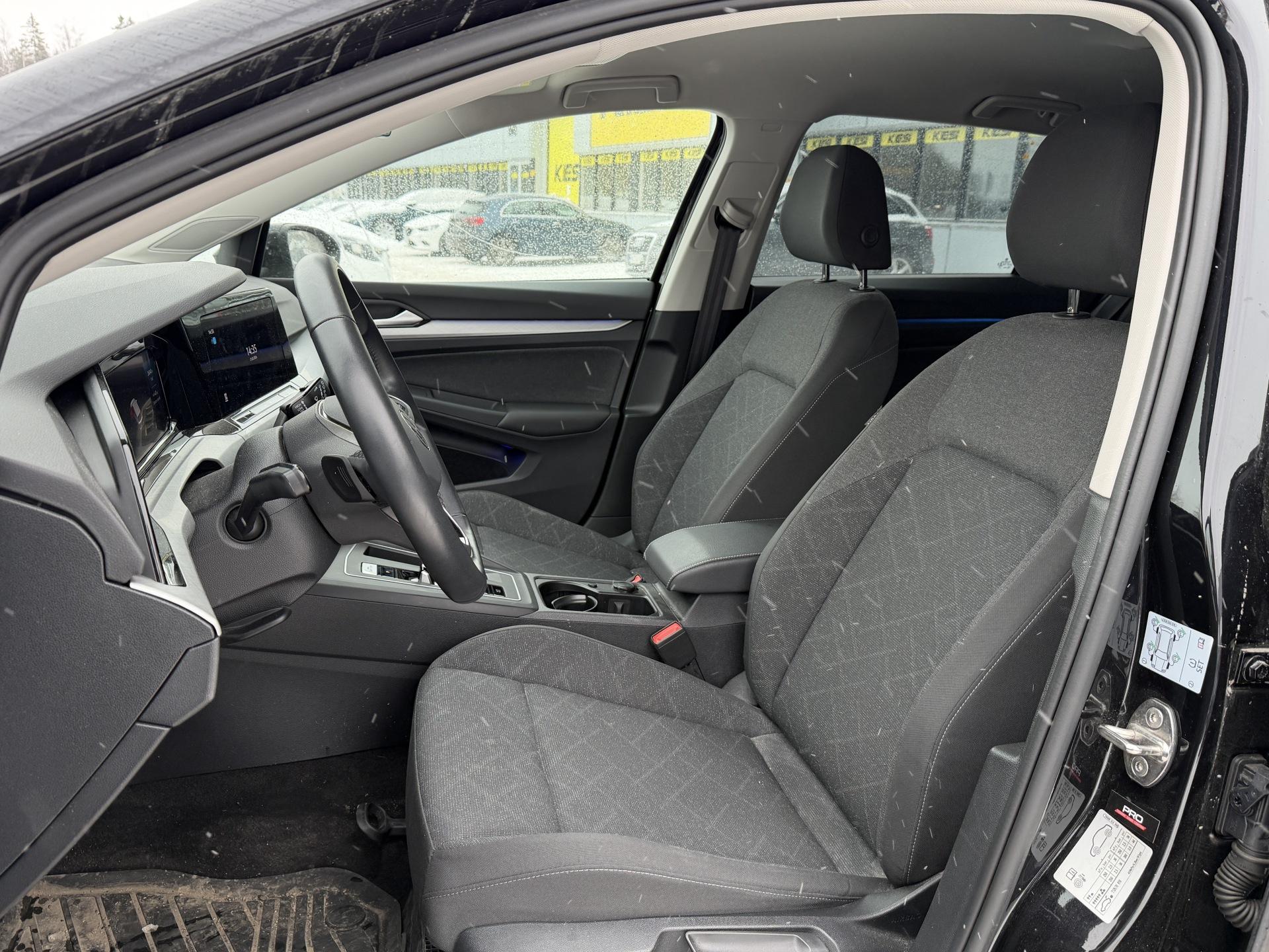 VOLKSWAGEN Golf 2023