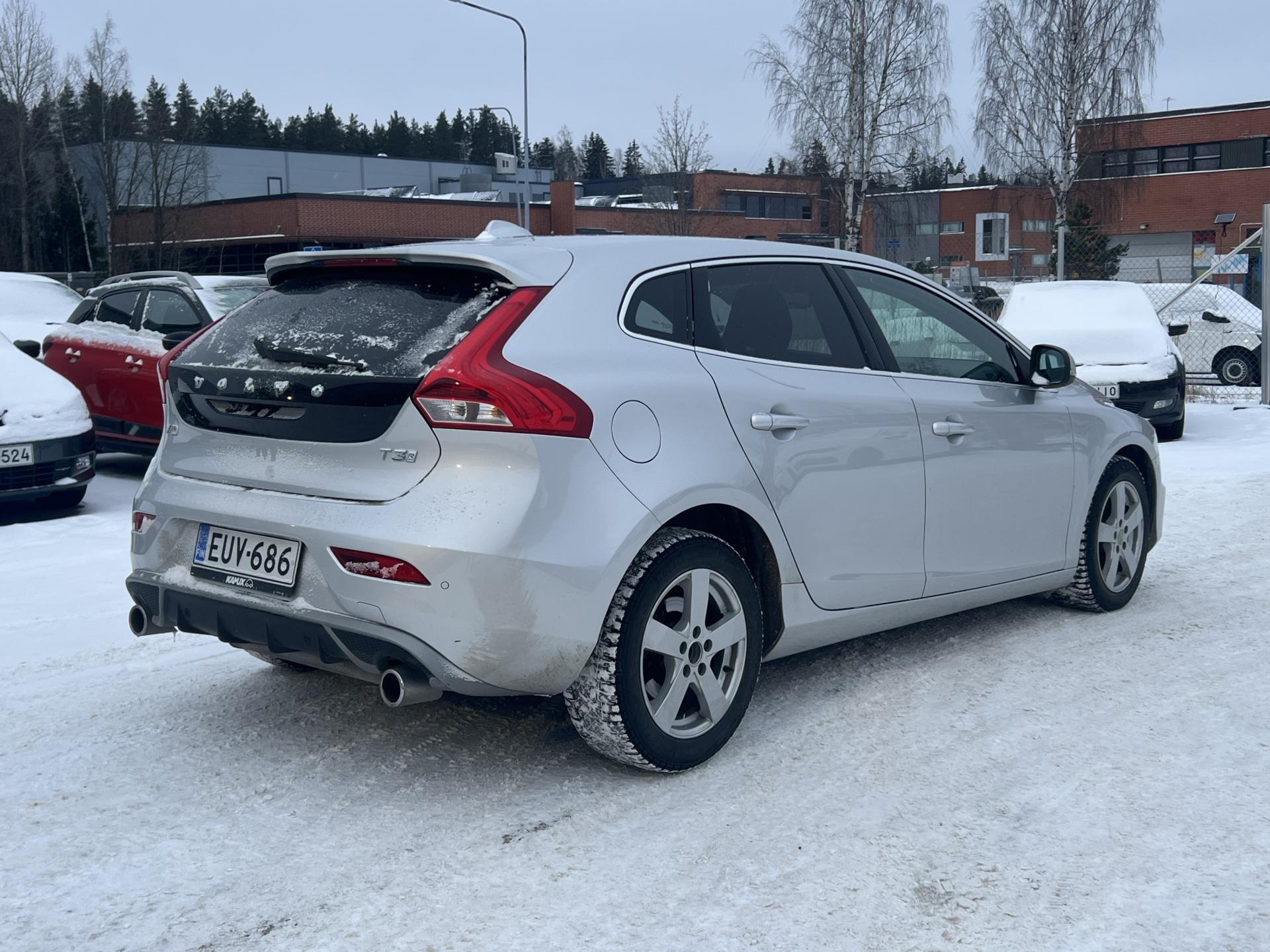 VOLVO V40 2019