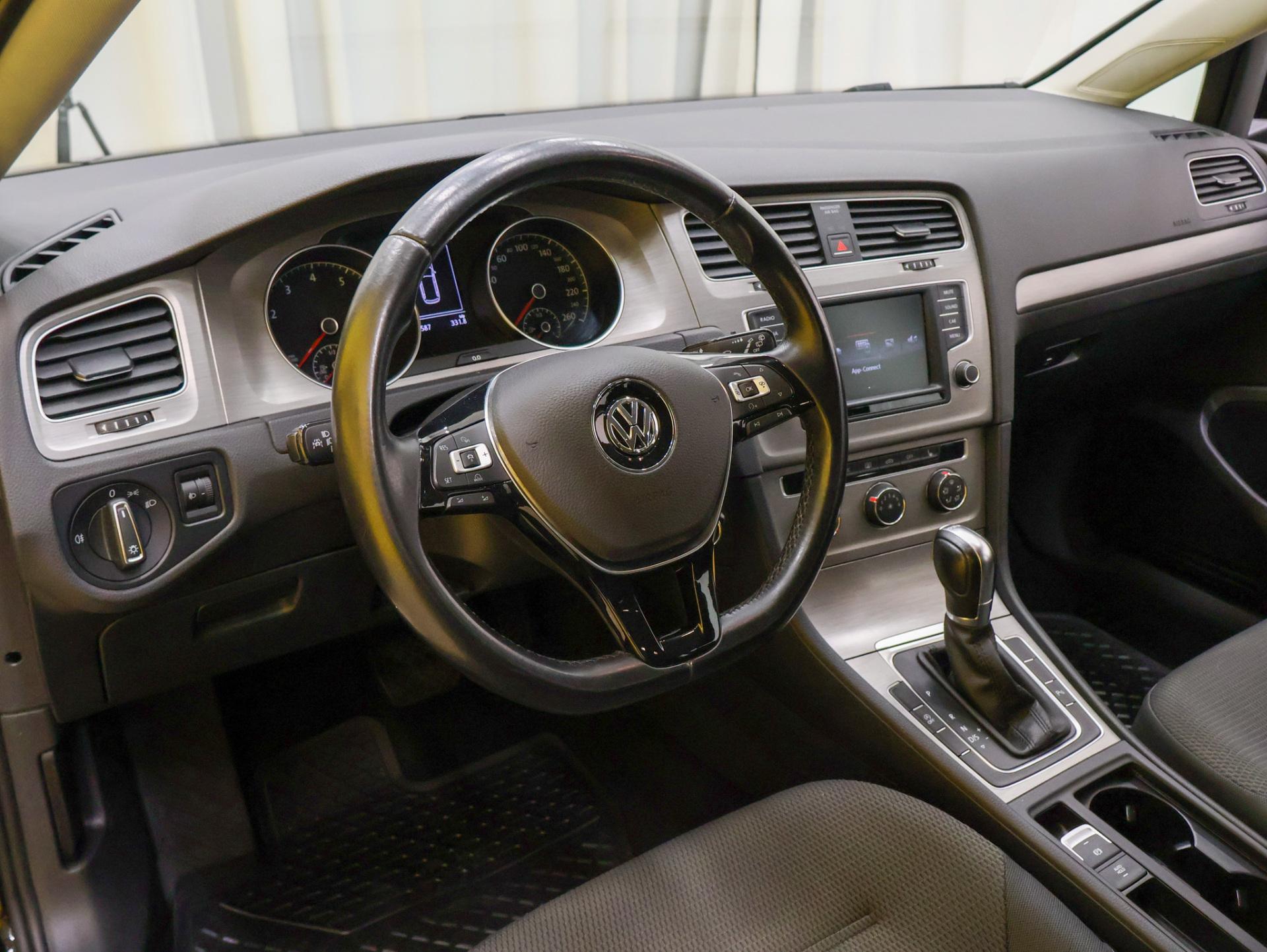 VOLKSWAGEN Golf 2015