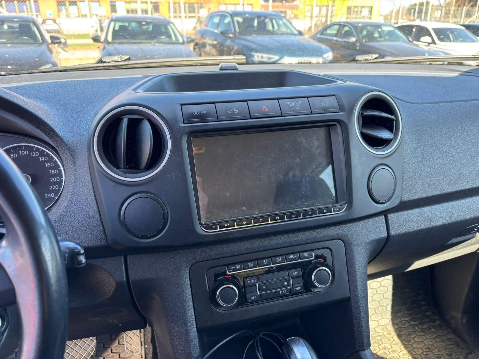 VOLKSWAGEN Amarok 2013