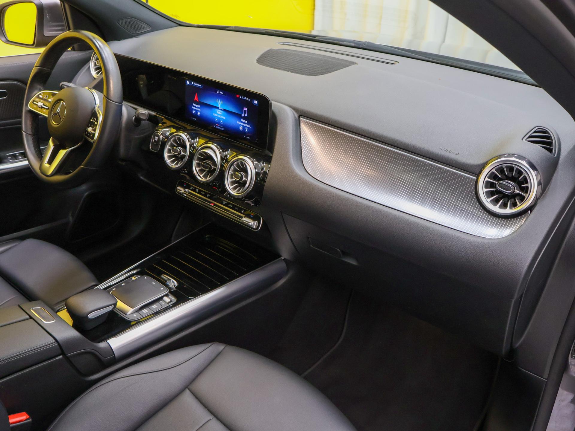 MERCEDES-BENZ EQA 2022