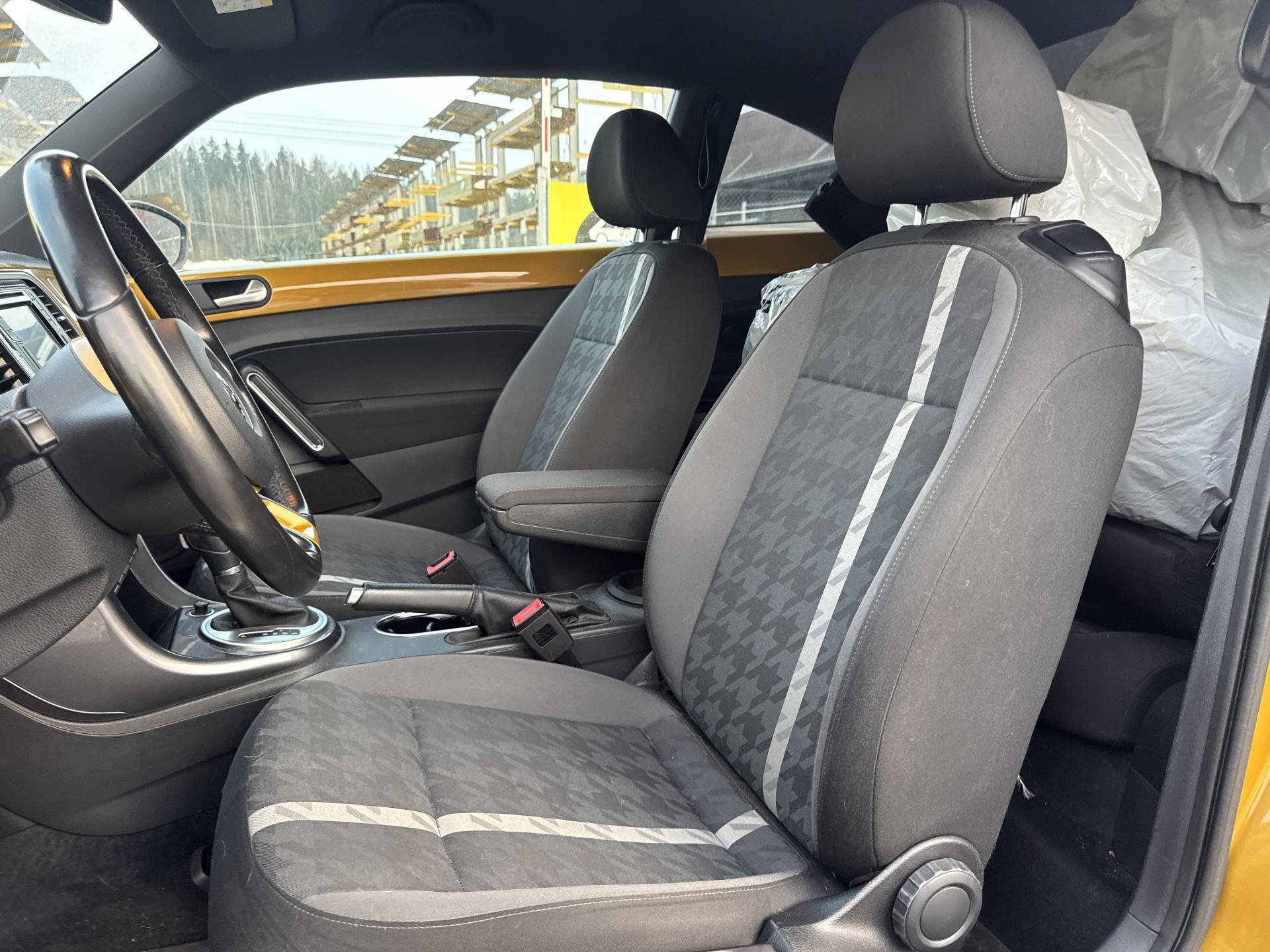 VOLKSWAGEN Beetle 2016