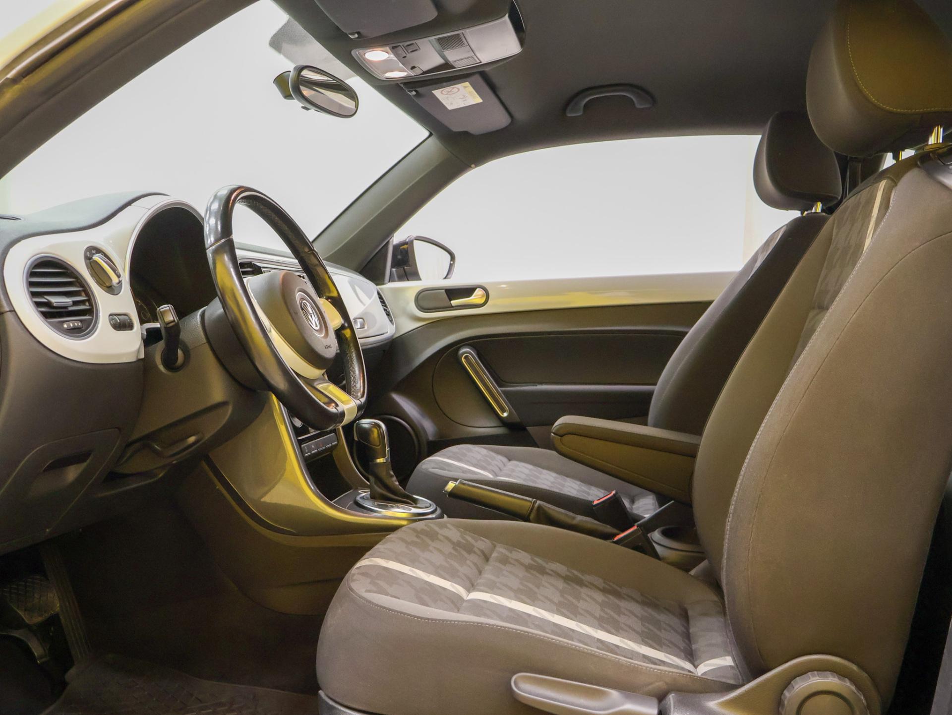 VOLKSWAGEN Beetle 2017