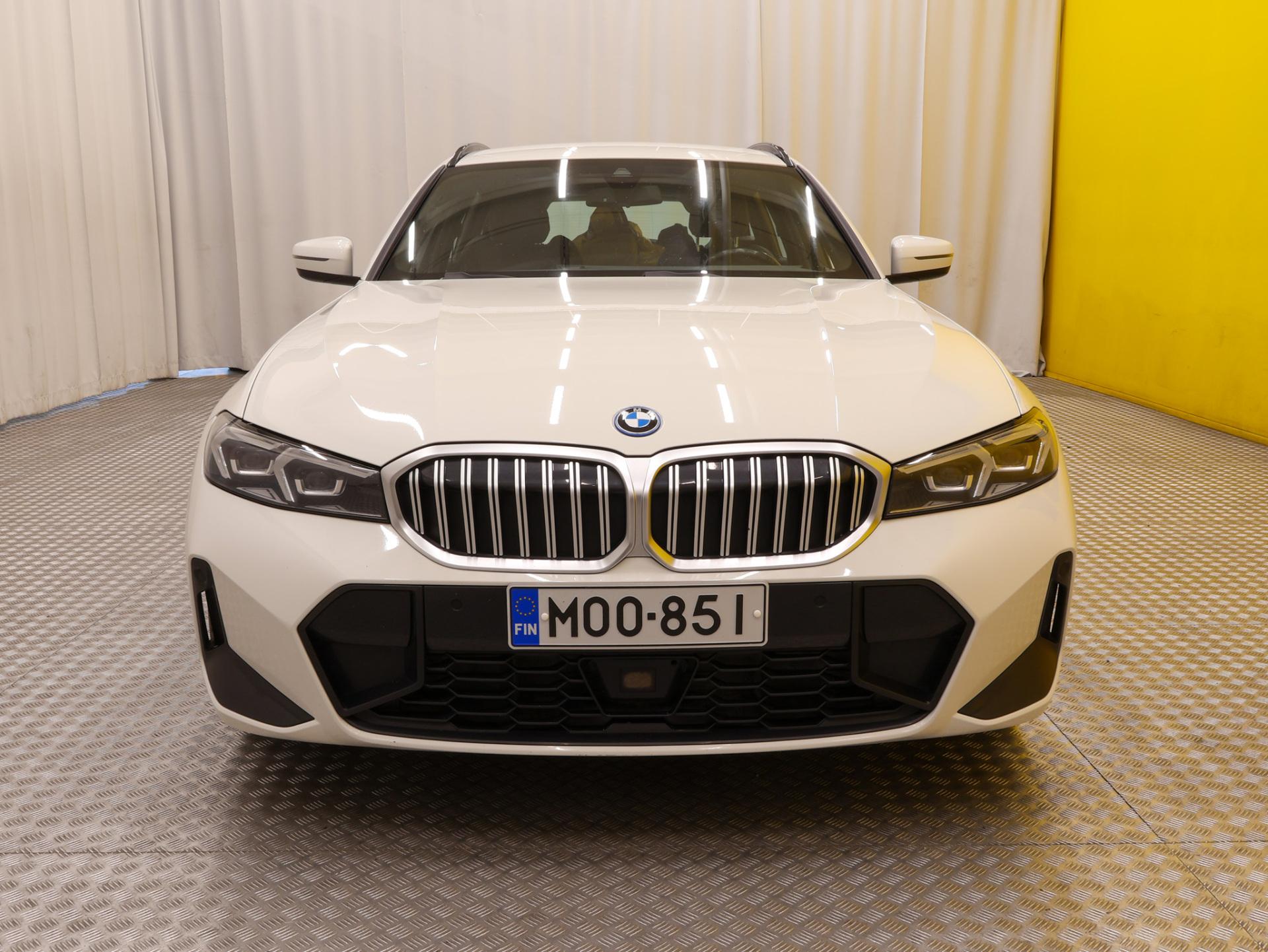 BMW 330 2023