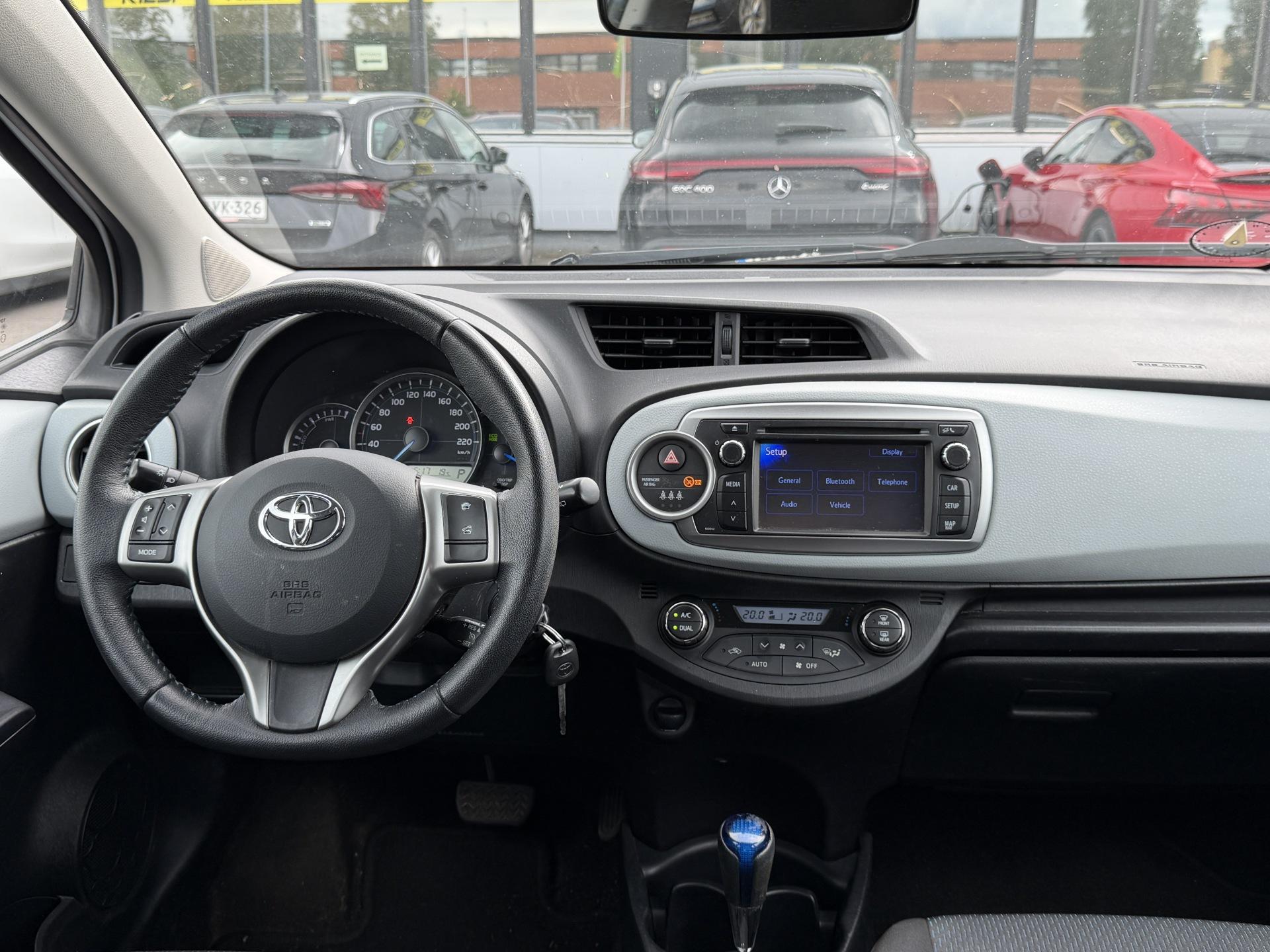 TOYOTA Yaris 2013