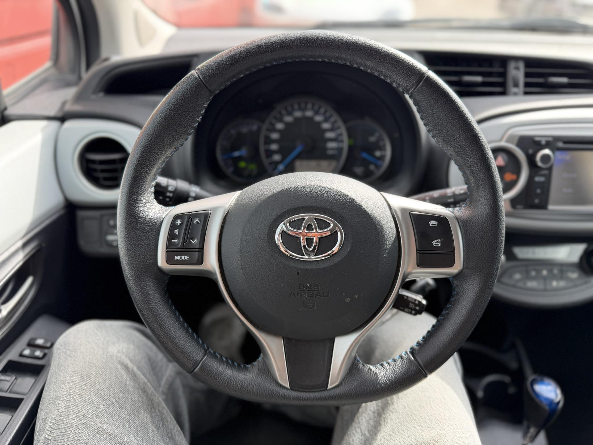 TOYOTA Yaris 2013