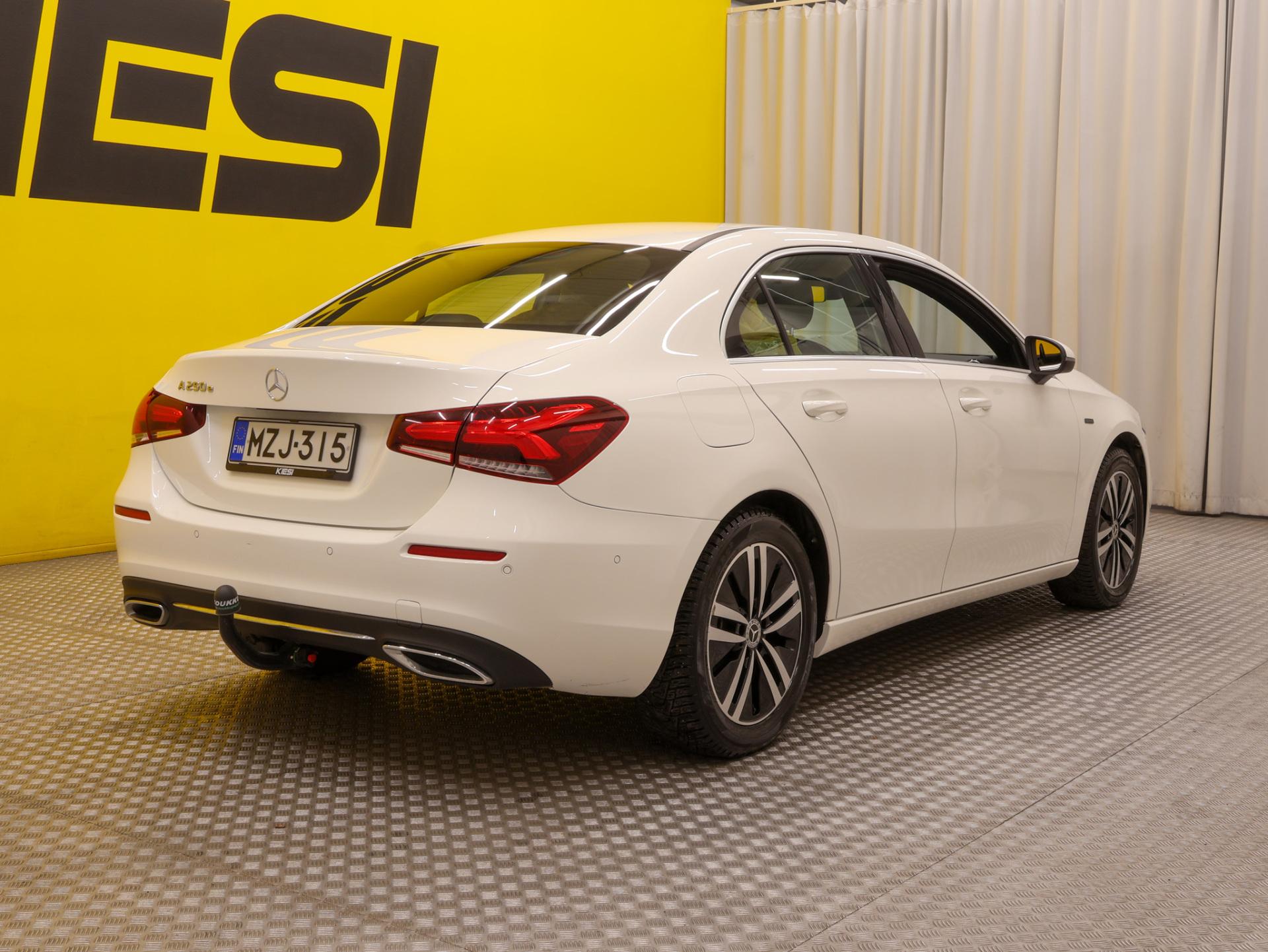 MERCEDES-BENZ A 2020