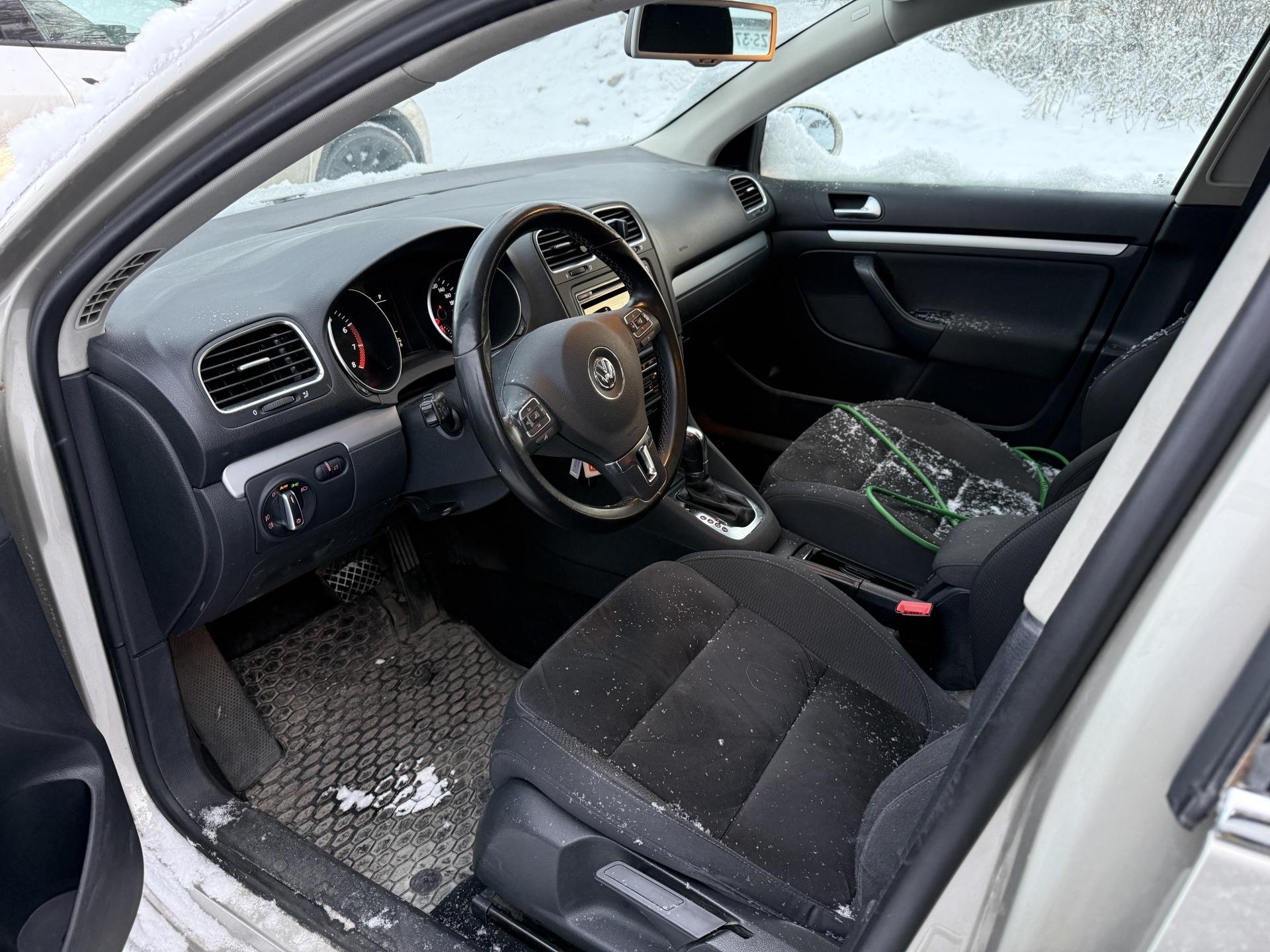 VOLKSWAGEN Golf 2012