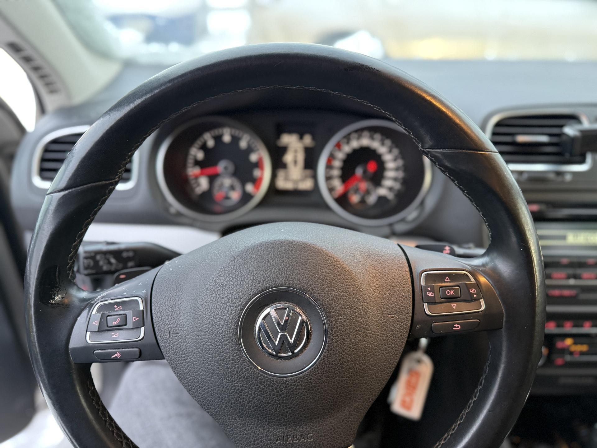 VOLKSWAGEN Golf 2012