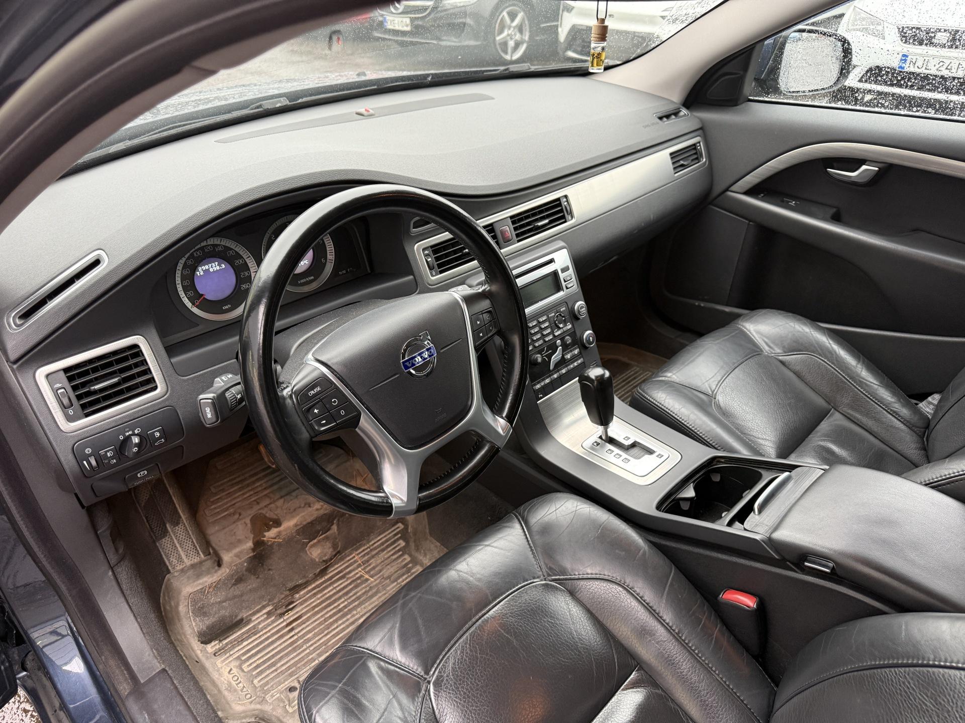 VOLVO V70 2010