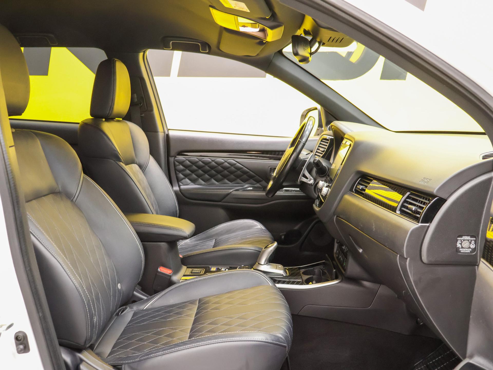 MITSUBISHI Outlander PHEV 2020