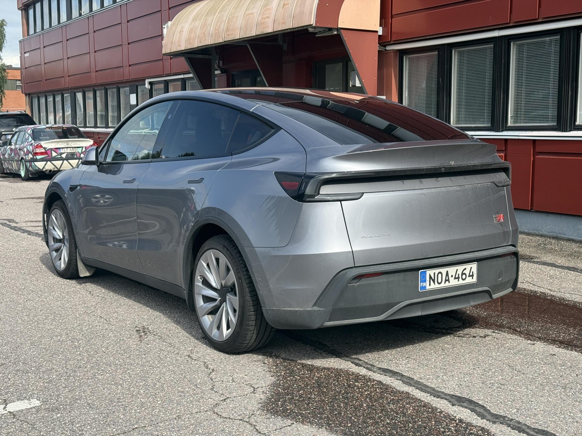 TESLA Model Y 2025