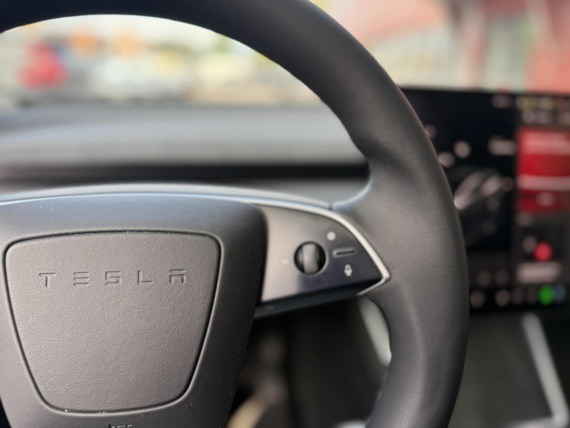 TESLA Model Y 2025