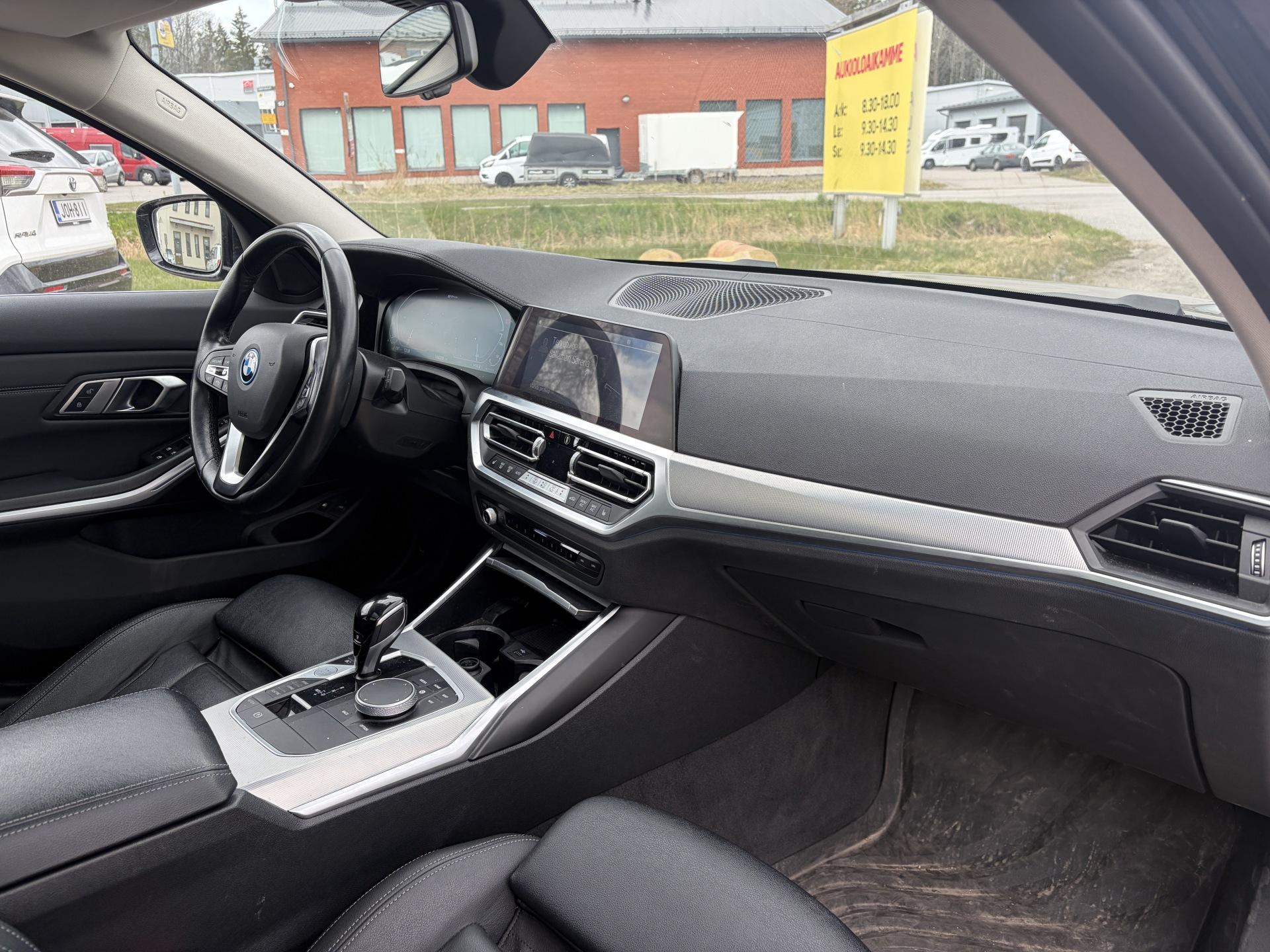 BMW 330 2022