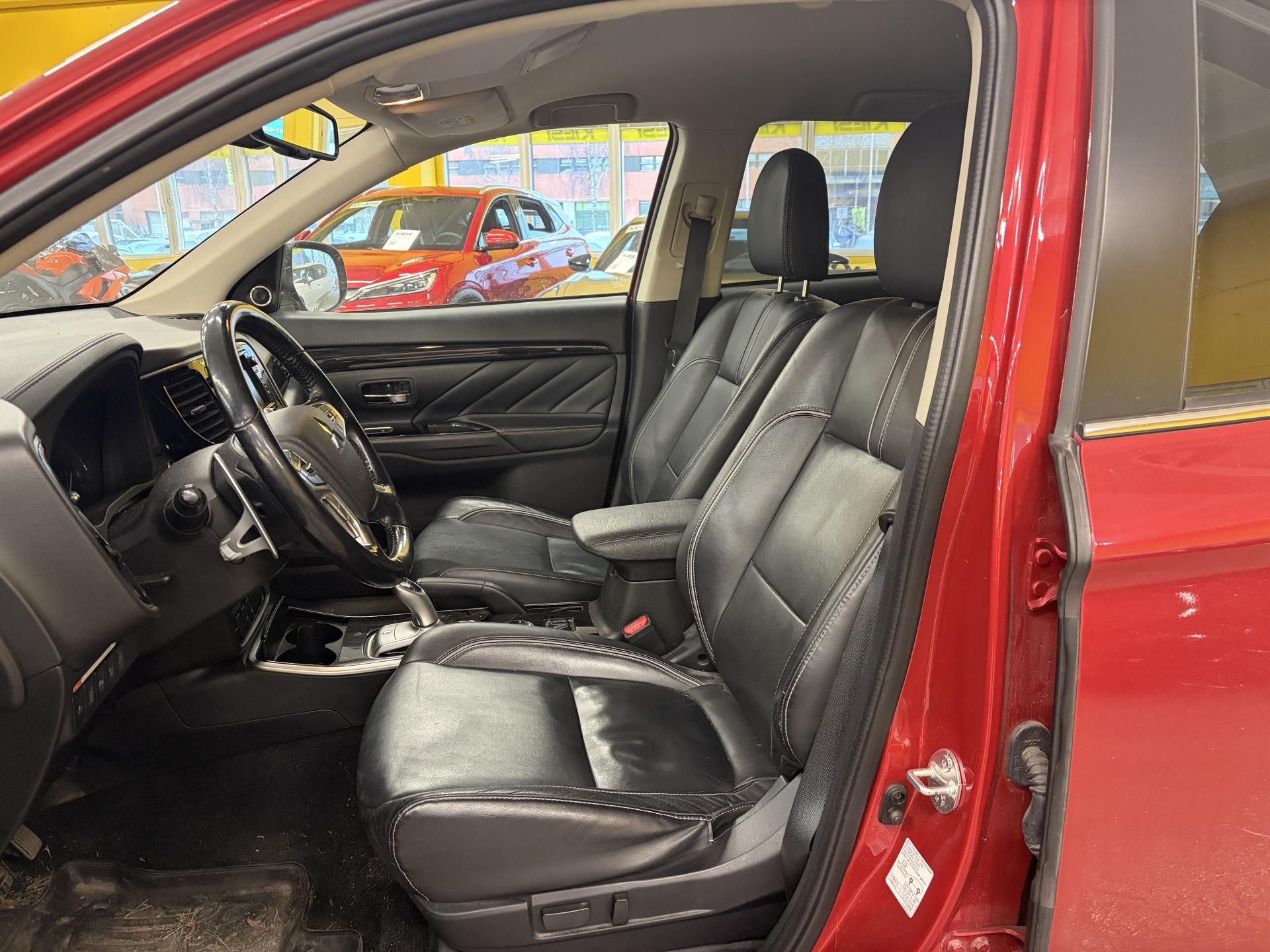 MITSUBISHI Outlander PHEV 2016