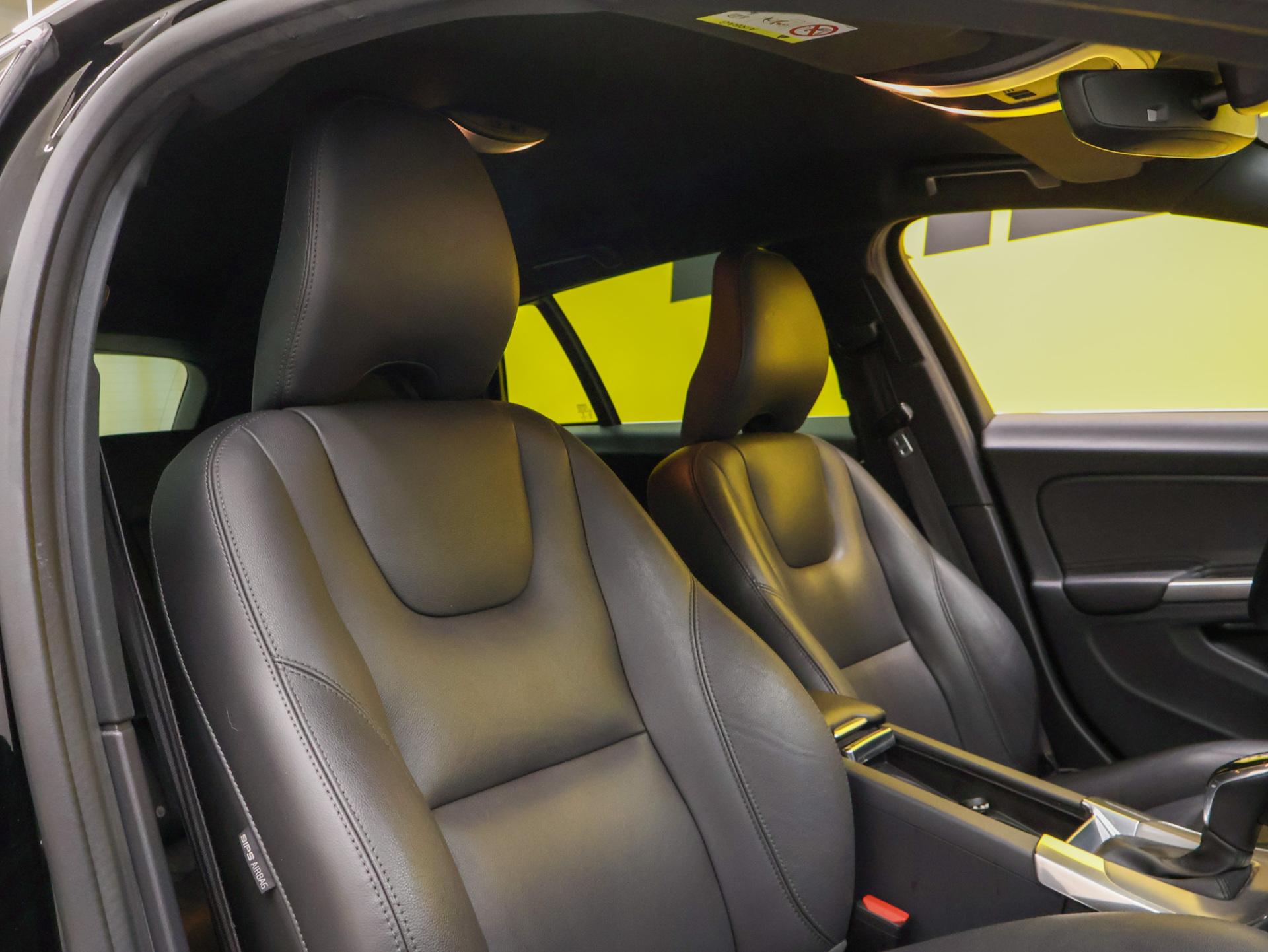 VOLVO V60 2015