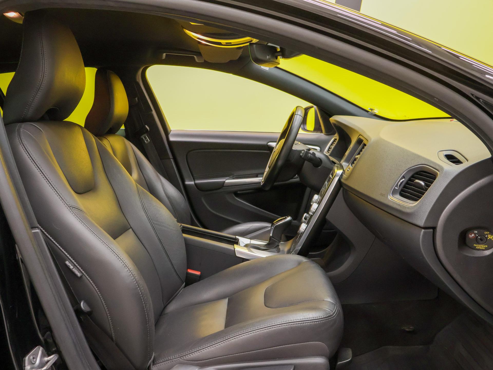 VOLVO V60 2015