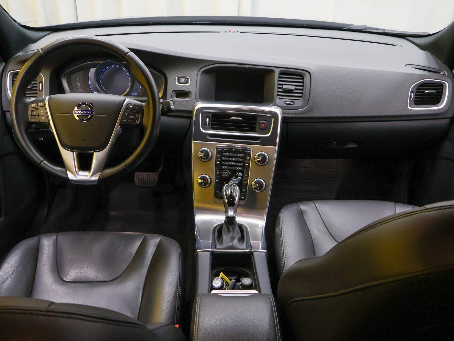 VOLVO V60 2015