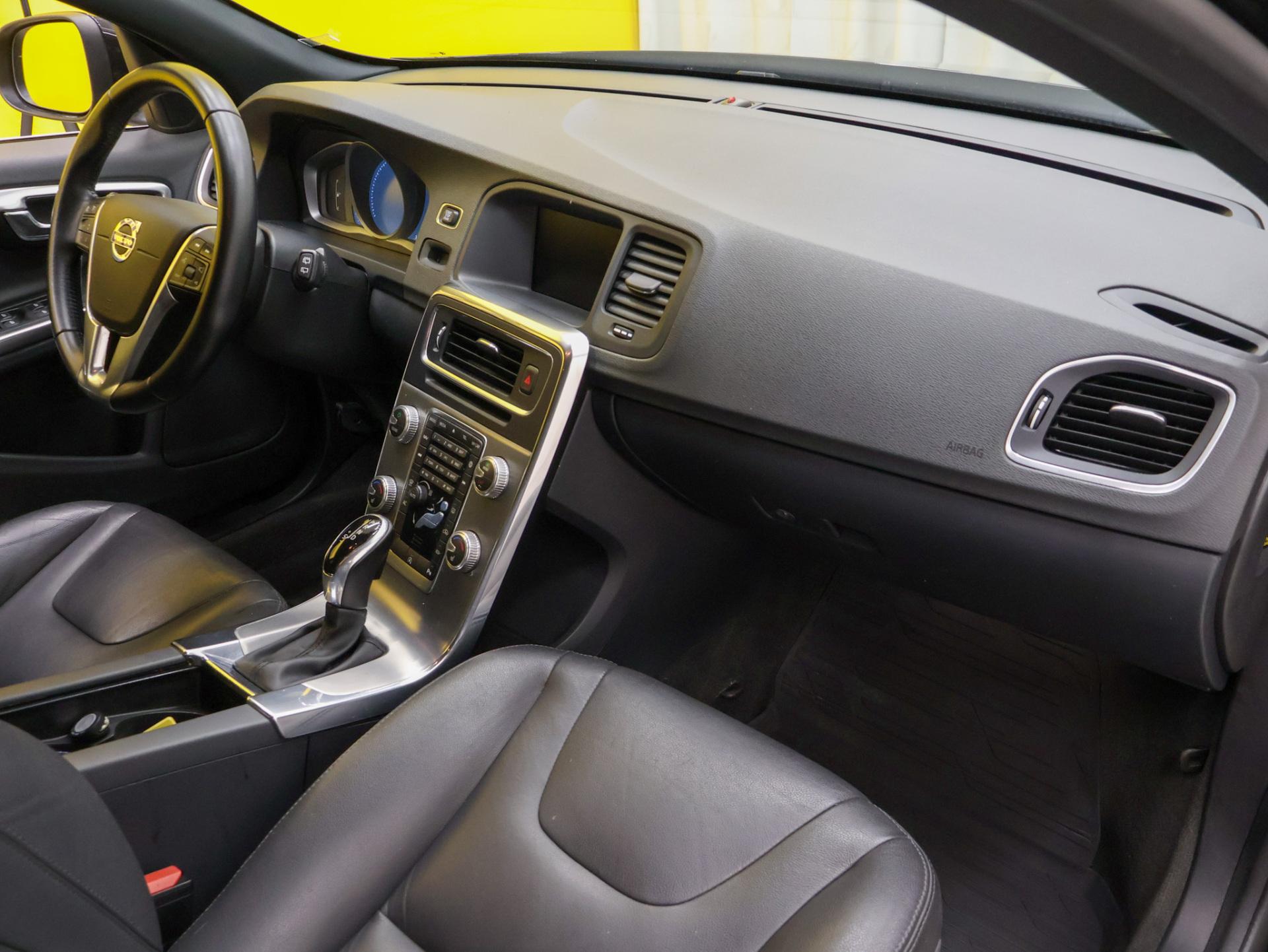 VOLVO V60 2015