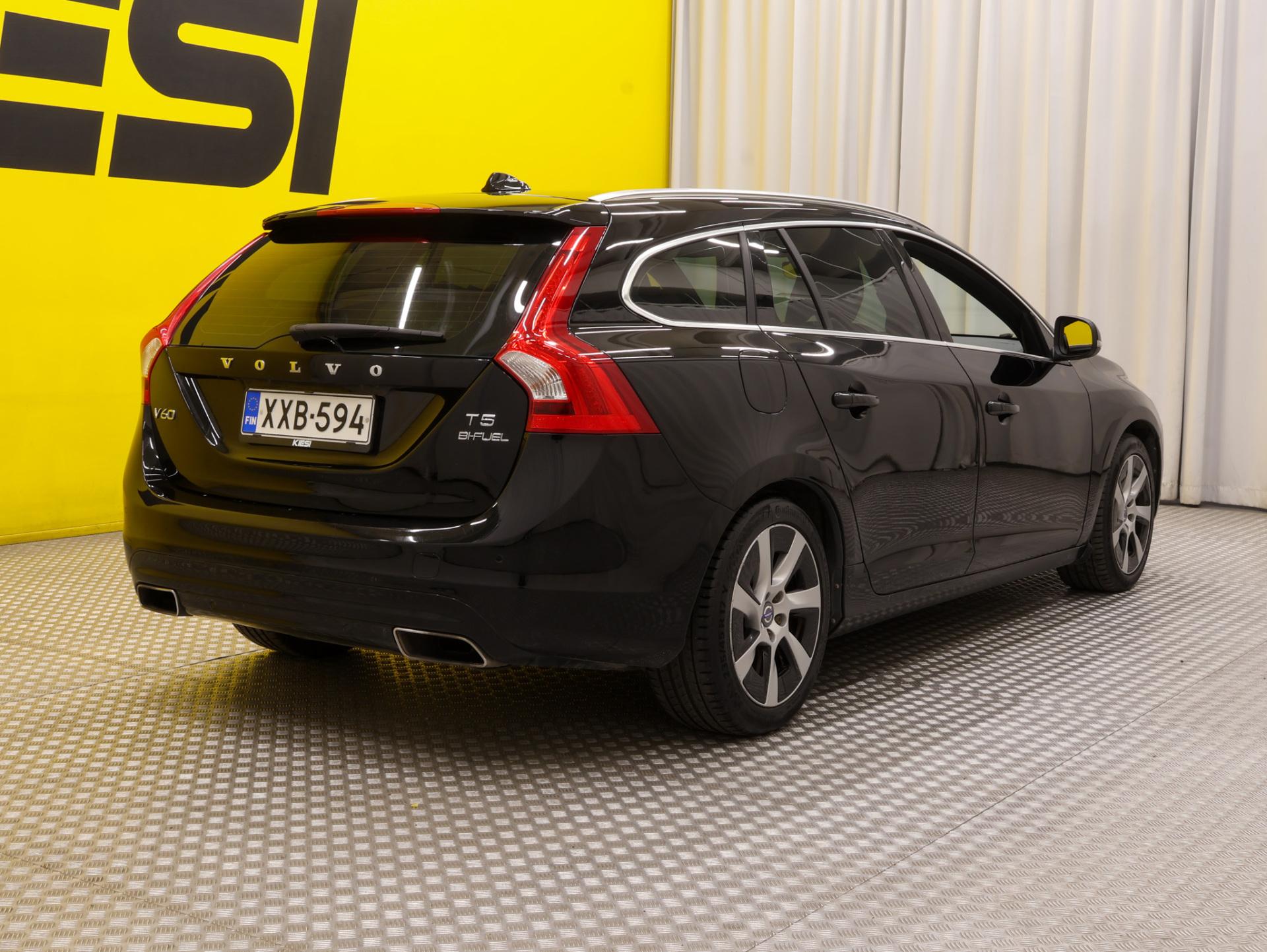 VOLVO V60 2015