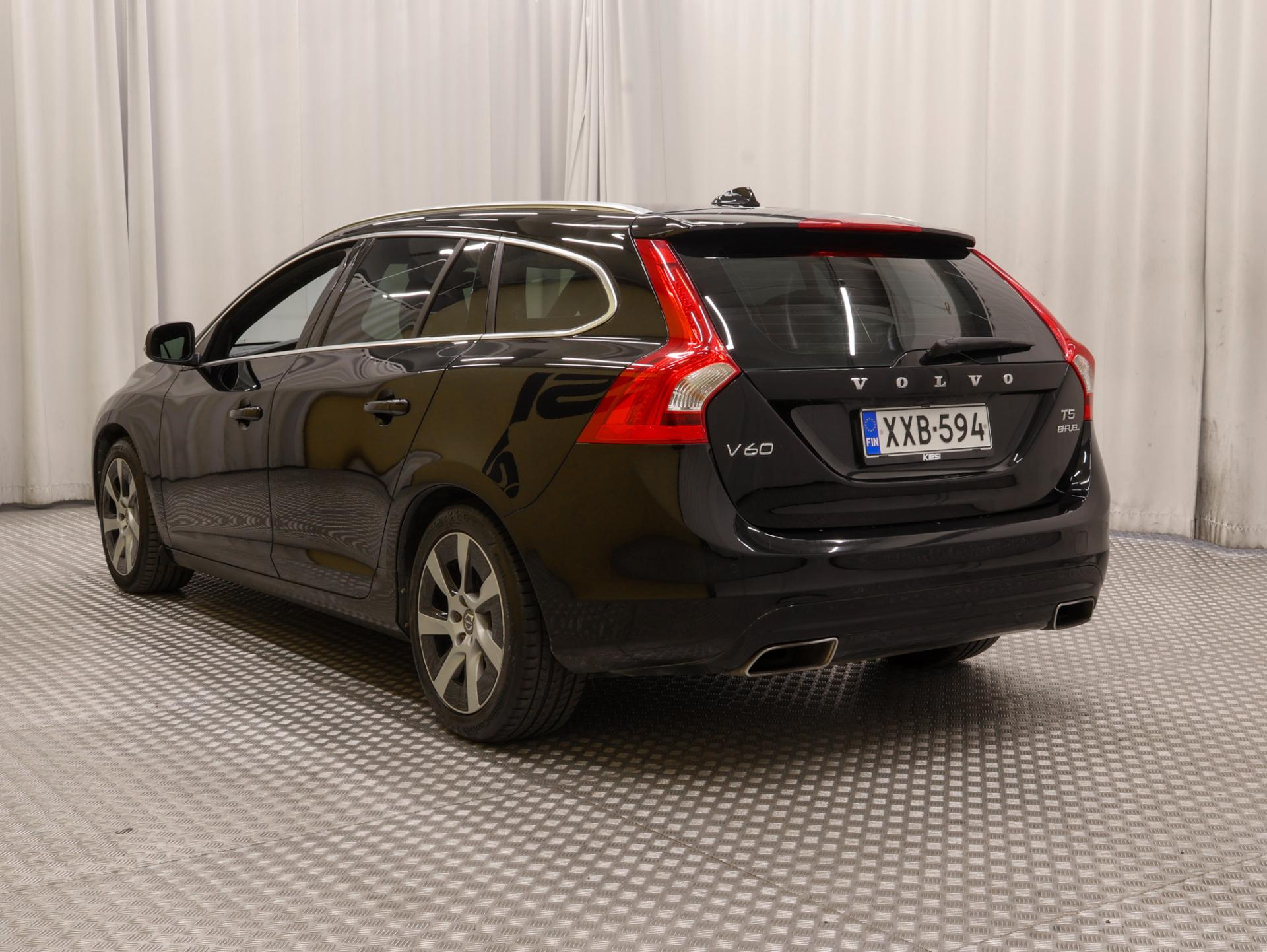 VOLVO V60 2015