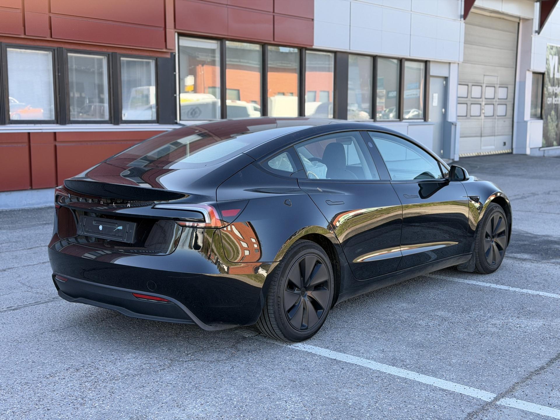 TESLA Model 3 2024
