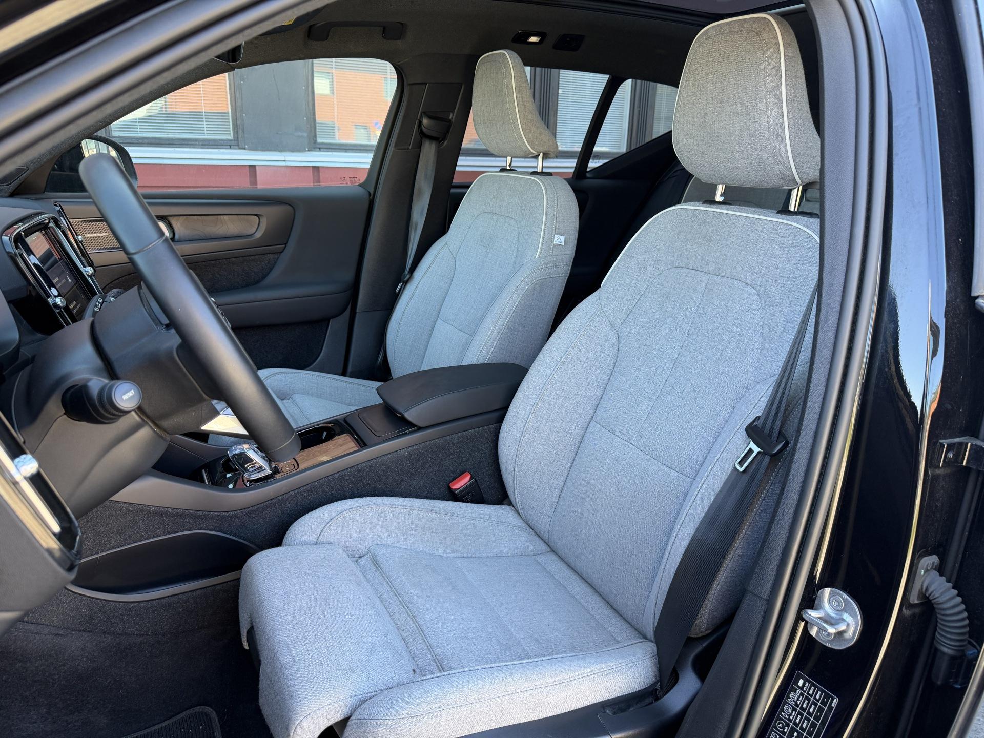 VOLVO XC40 2023
