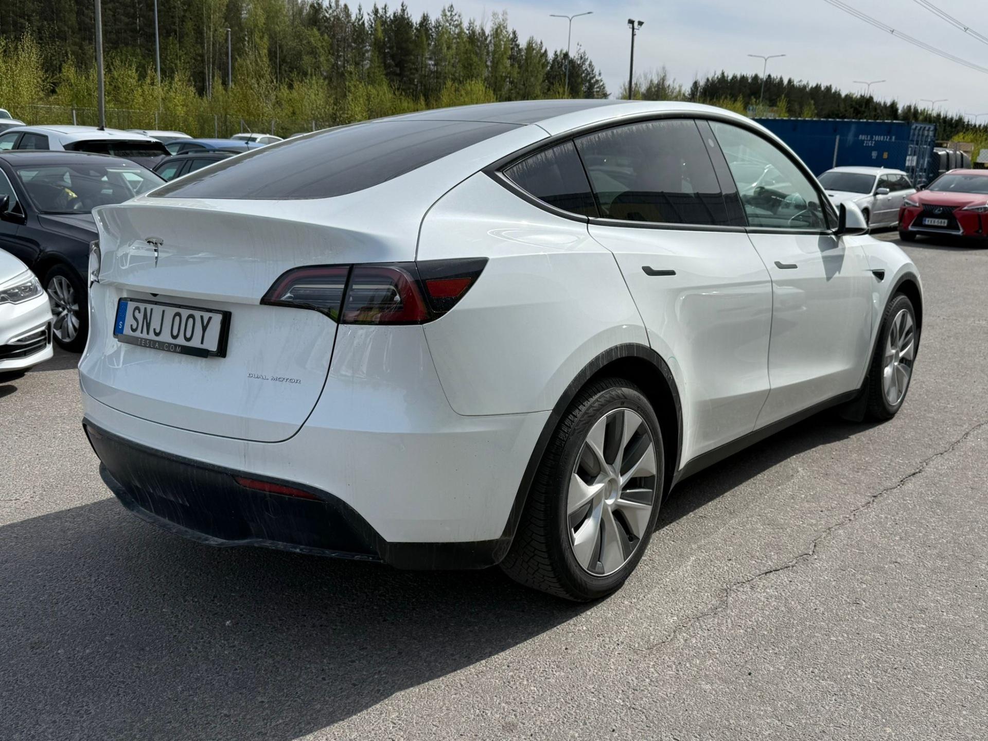 TESLA Model Y 2023