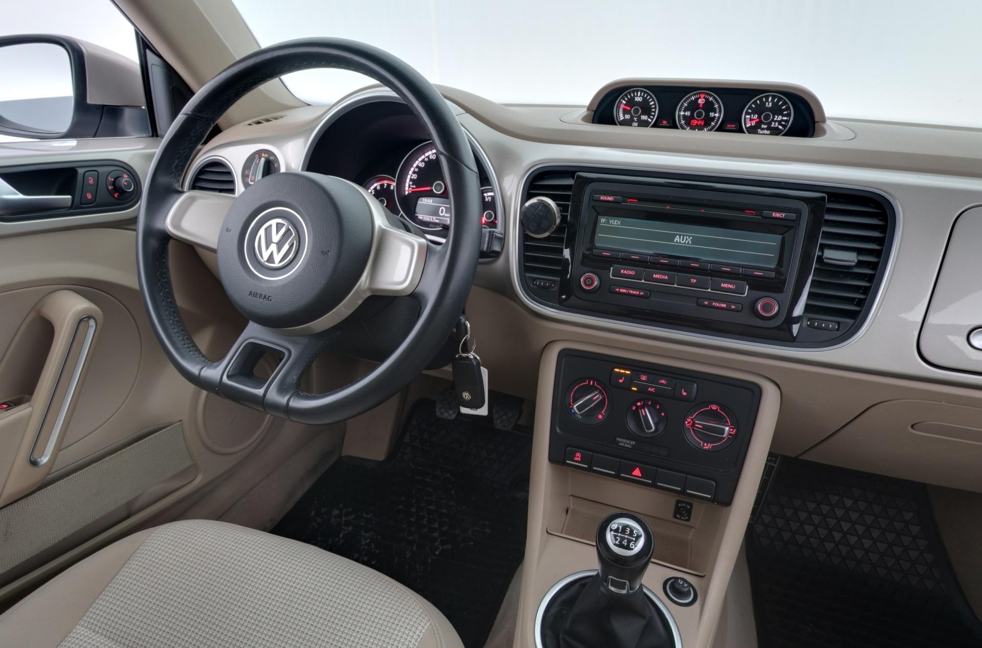 VOLKSWAGEN Beetle 2015
