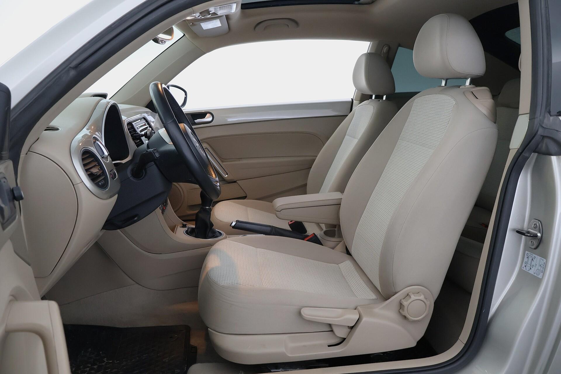 VOLKSWAGEN Beetle 2015