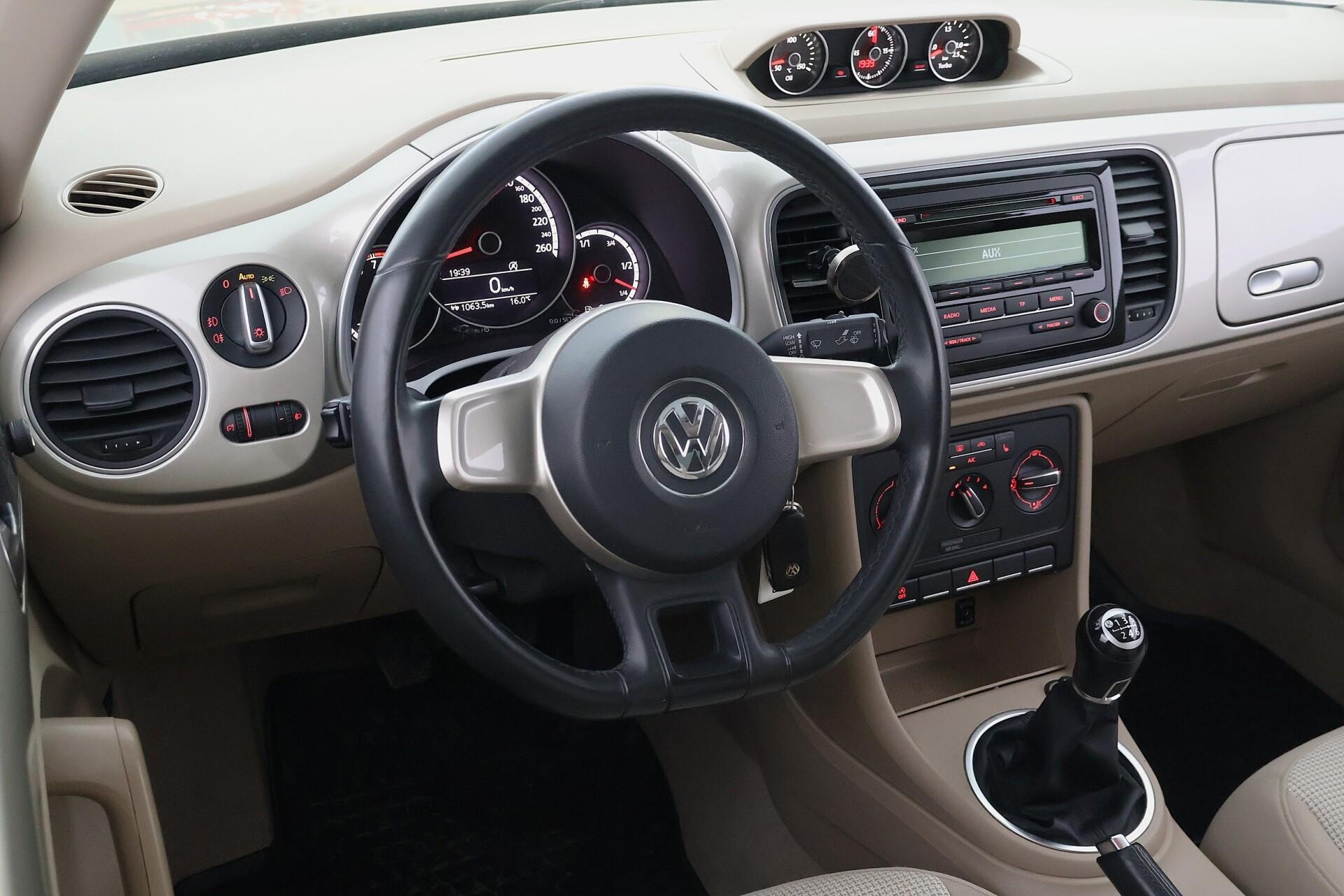 VOLKSWAGEN Beetle 2015