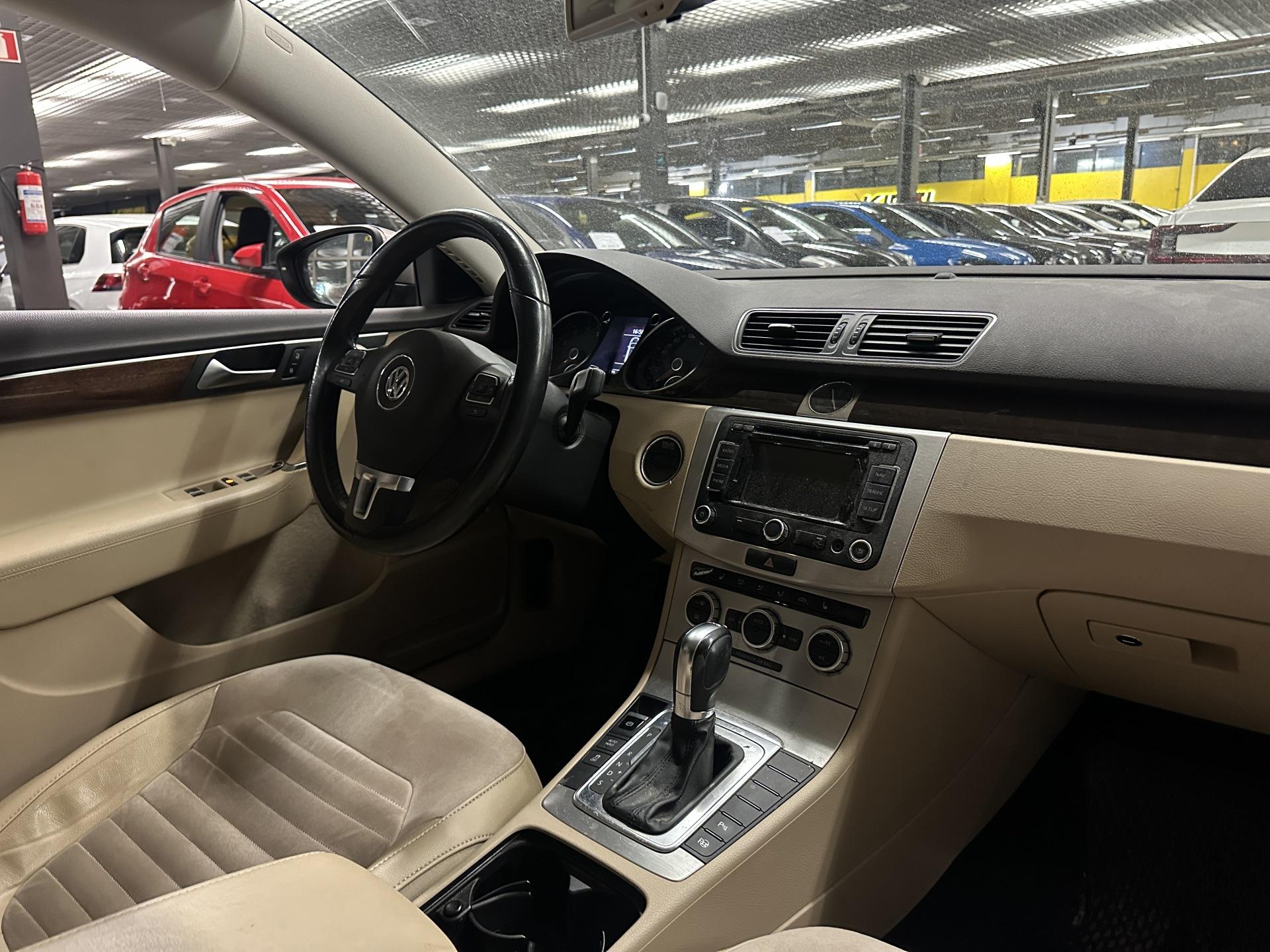 VOLKSWAGEN Passat 2012