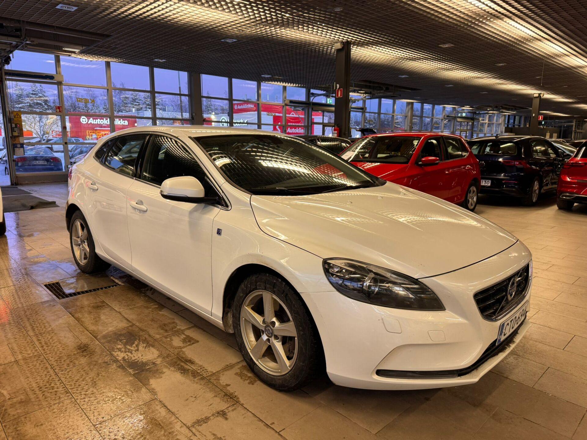 VOLVO V40 2015