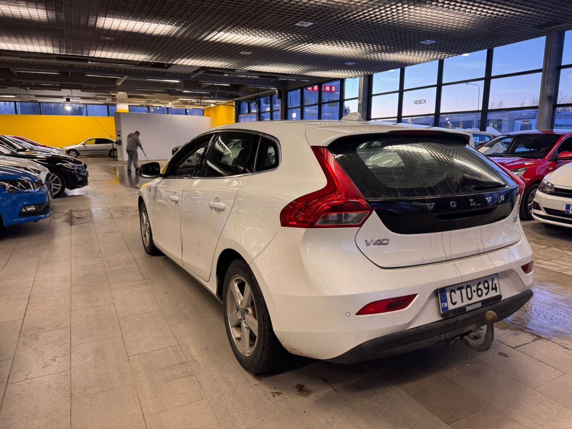 VOLVO V40 2015