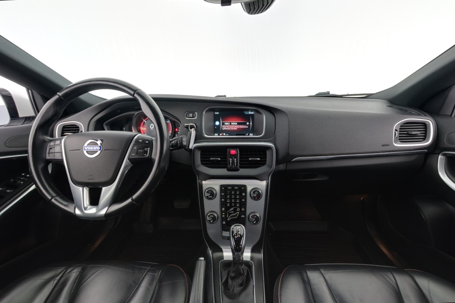 VOLVO V40 2015