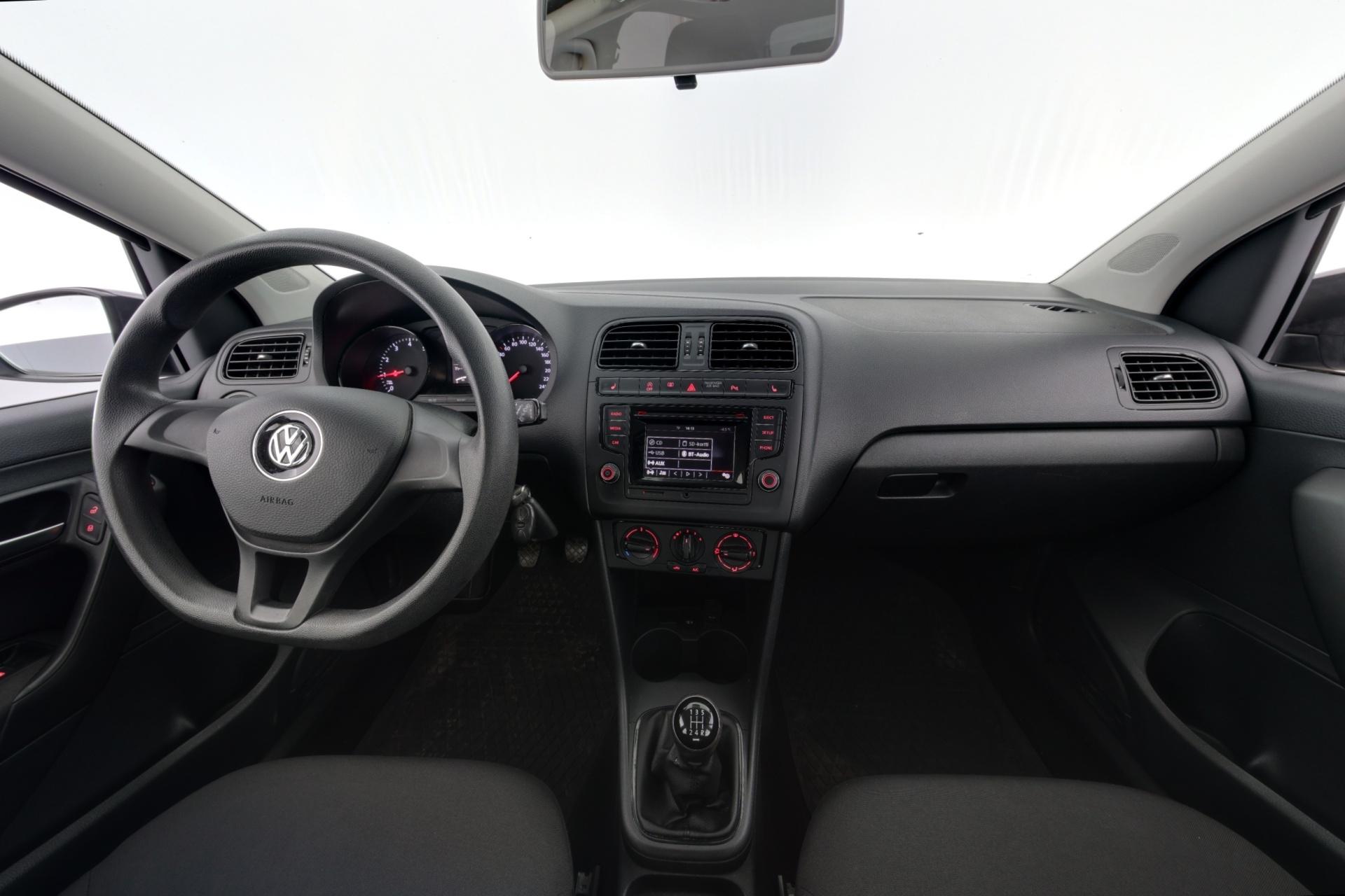 VOLKSWAGEN Polo 2015