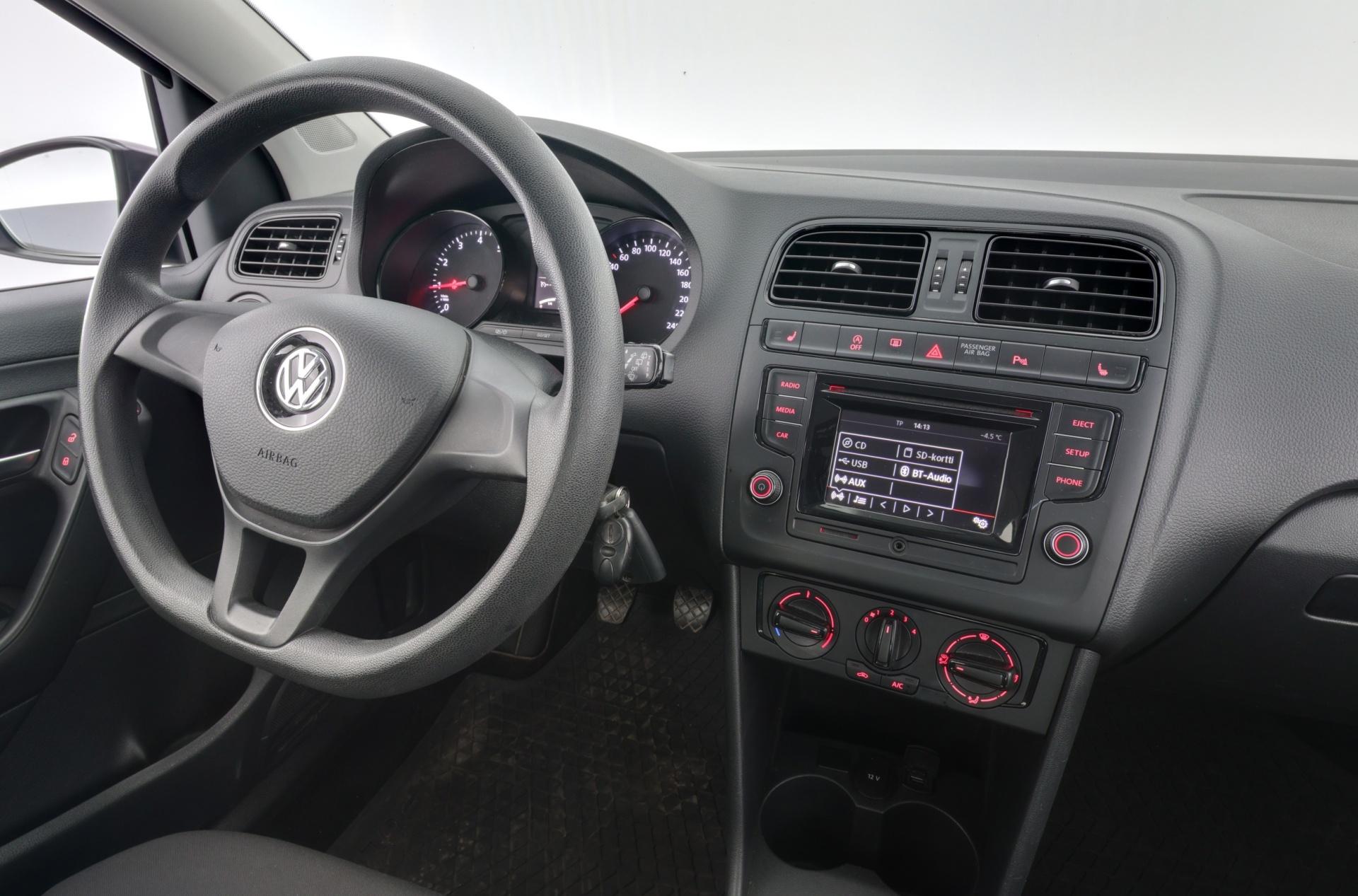 VOLKSWAGEN Polo 2015