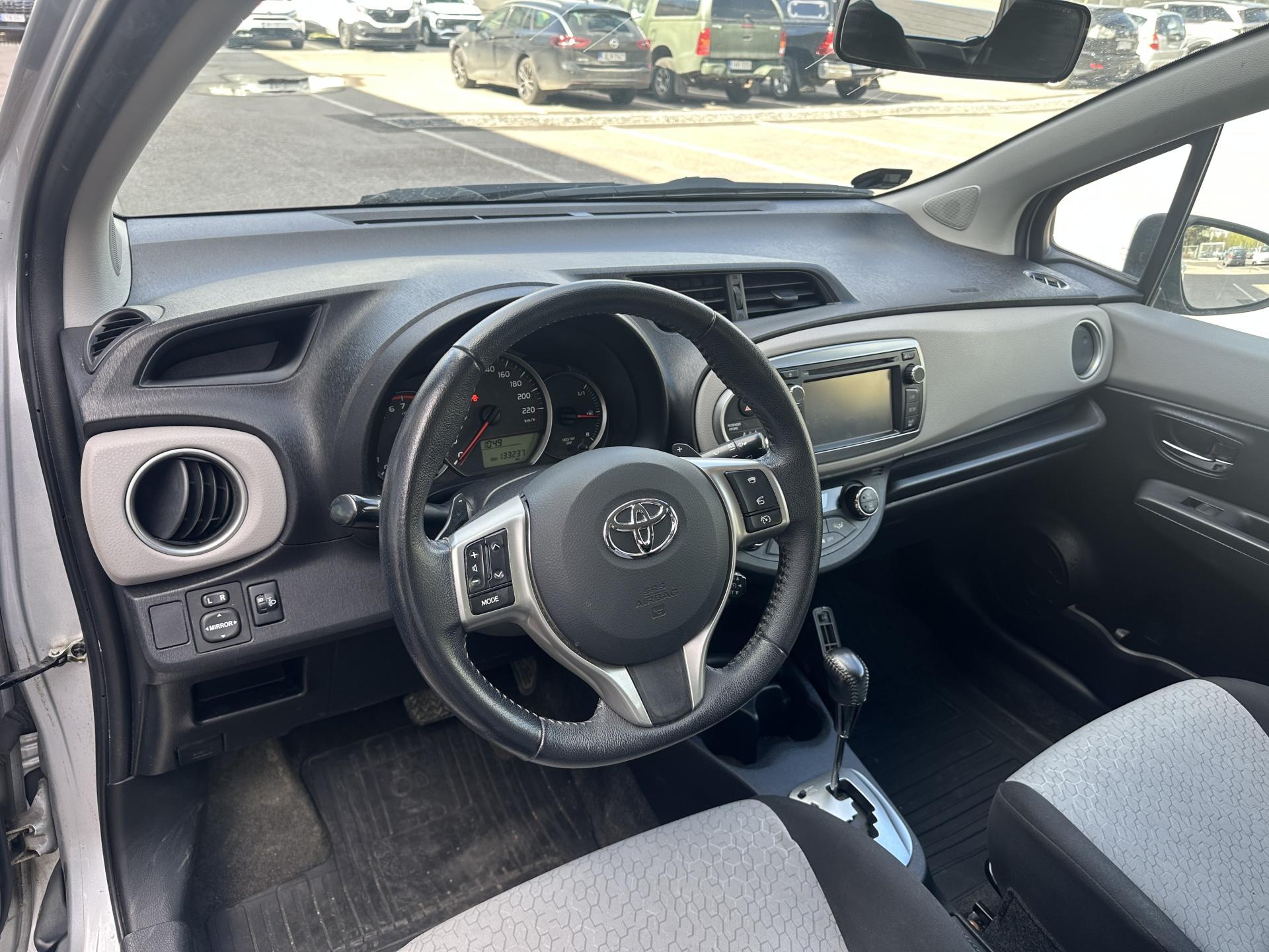 TOYOTA Yaris 2013