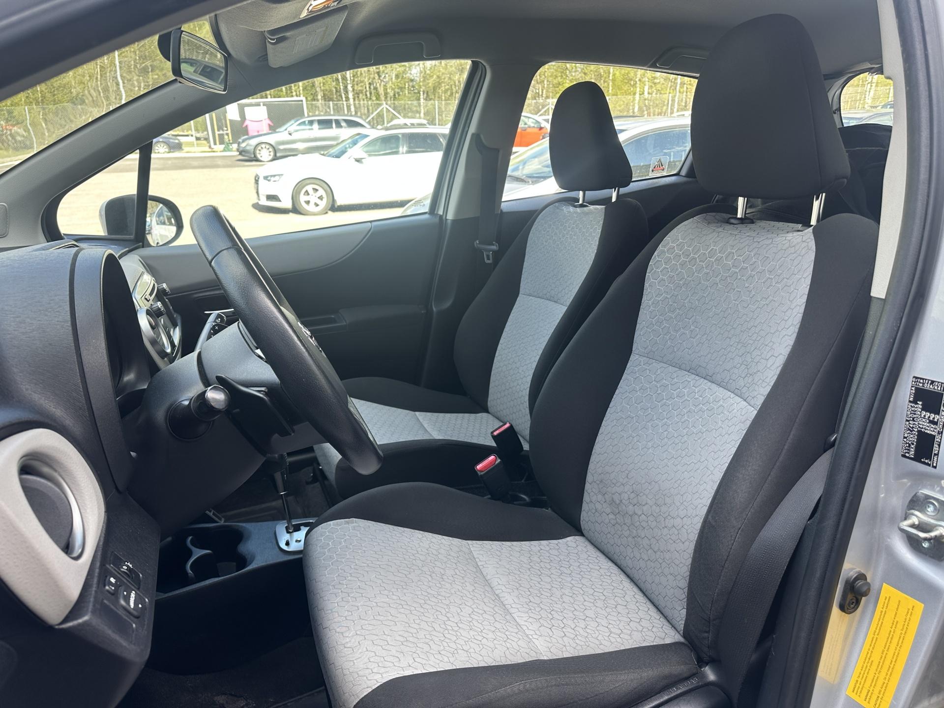 TOYOTA Yaris 2013
