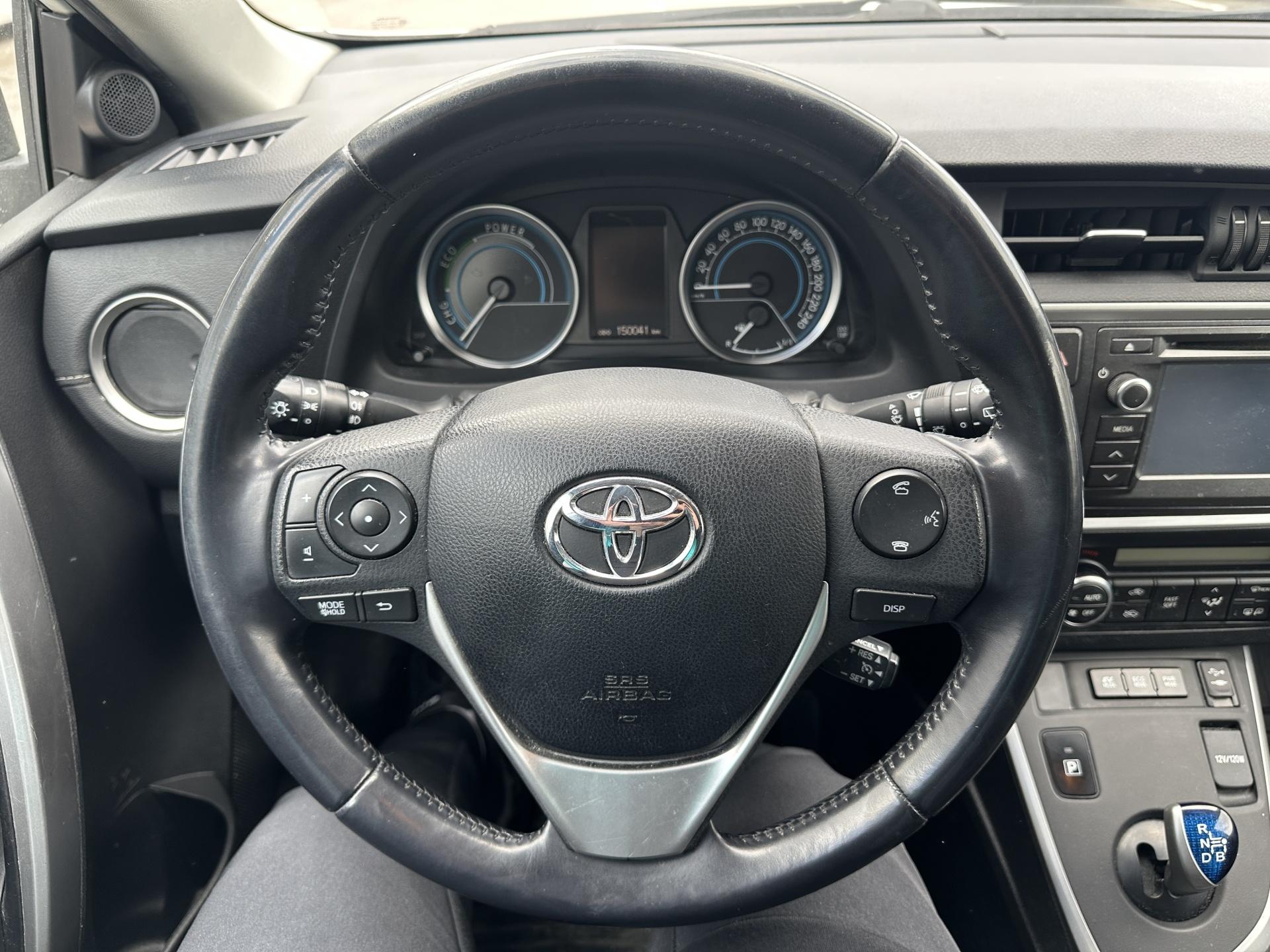 TOYOTA Auris 2015
