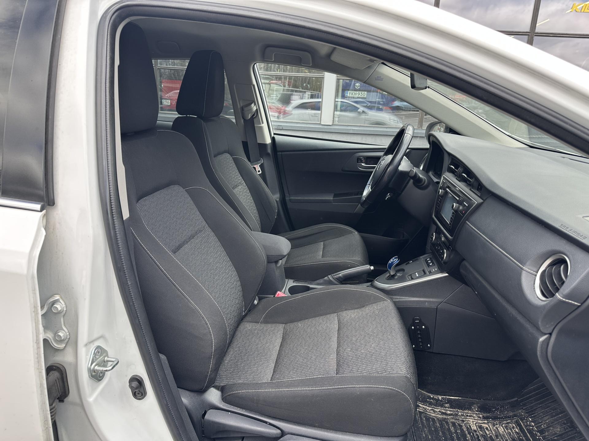 TOYOTA Auris 2015