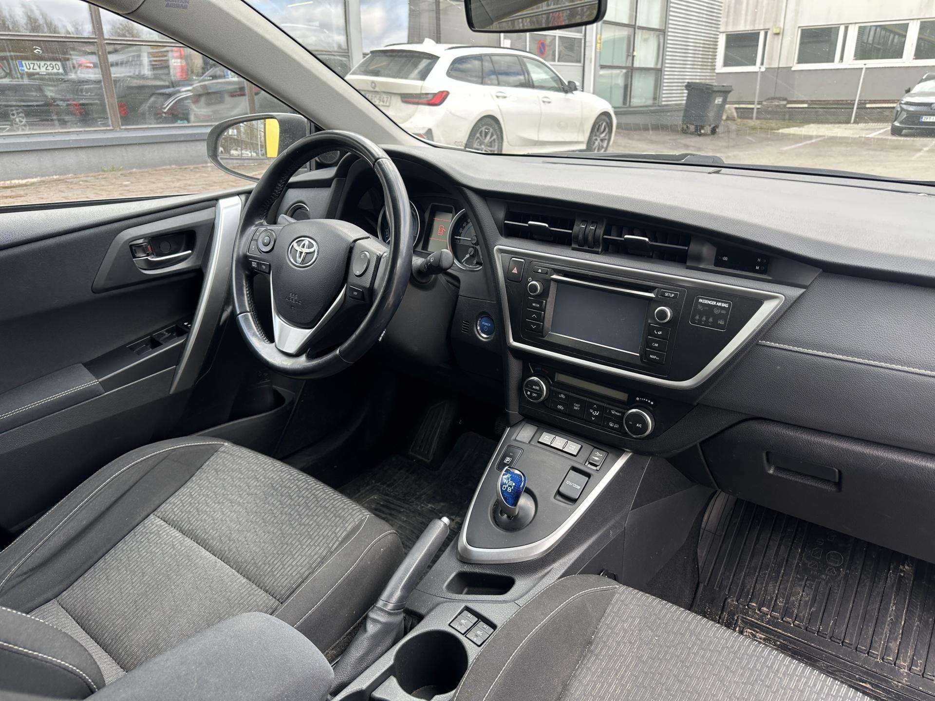 TOYOTA Auris 2015