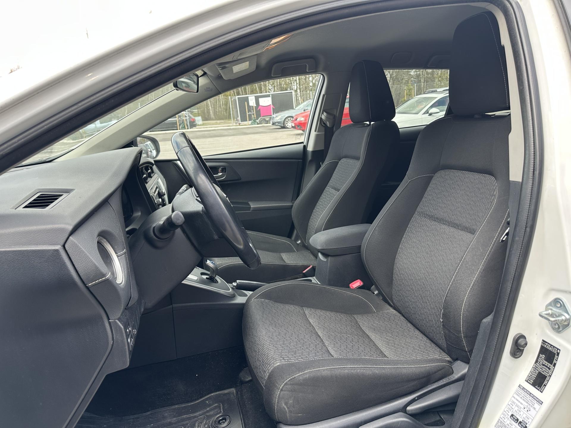 TOYOTA Auris 2015