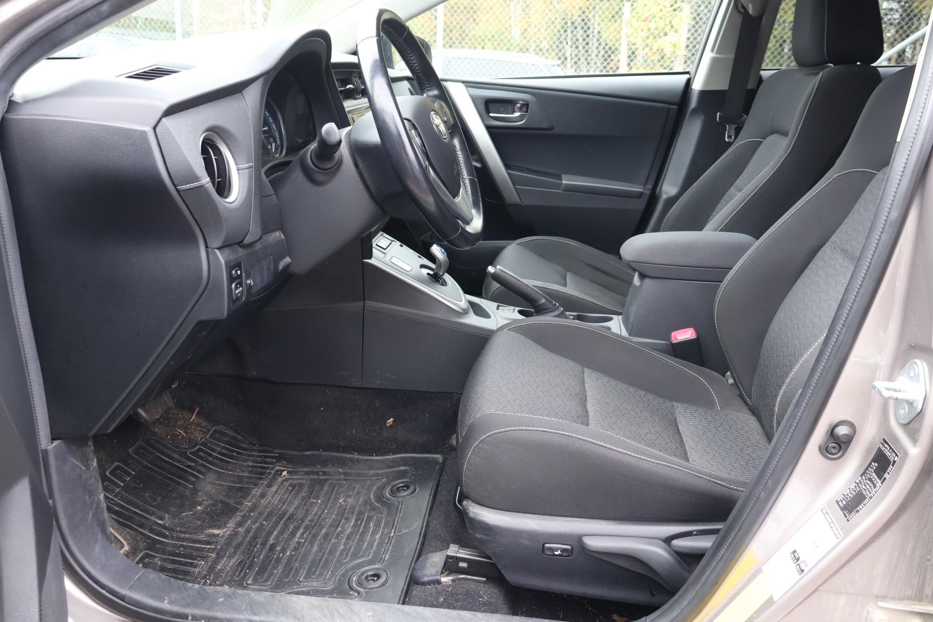 TOYOTA Auris 2015