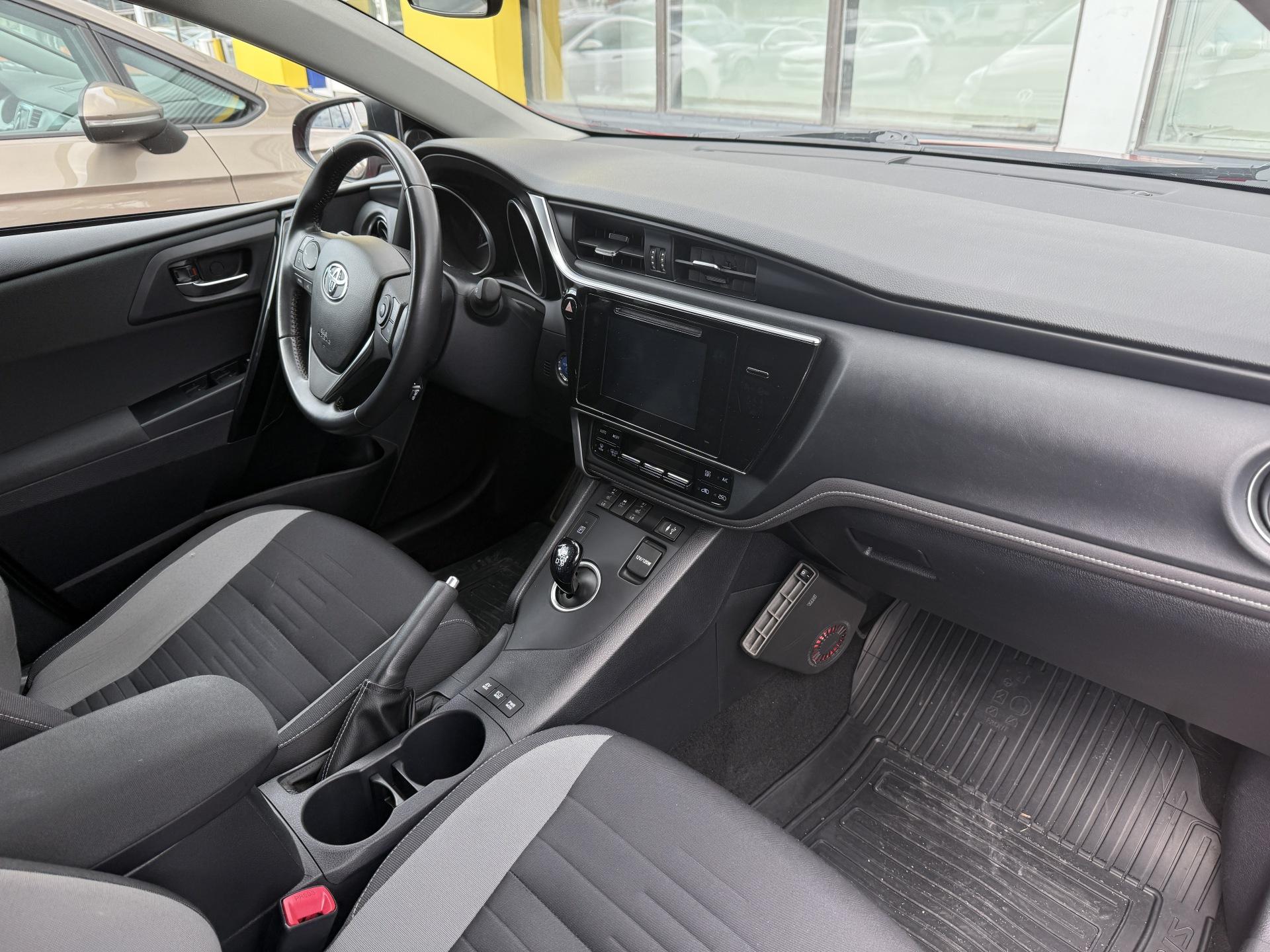 TOYOTA Auris 2016