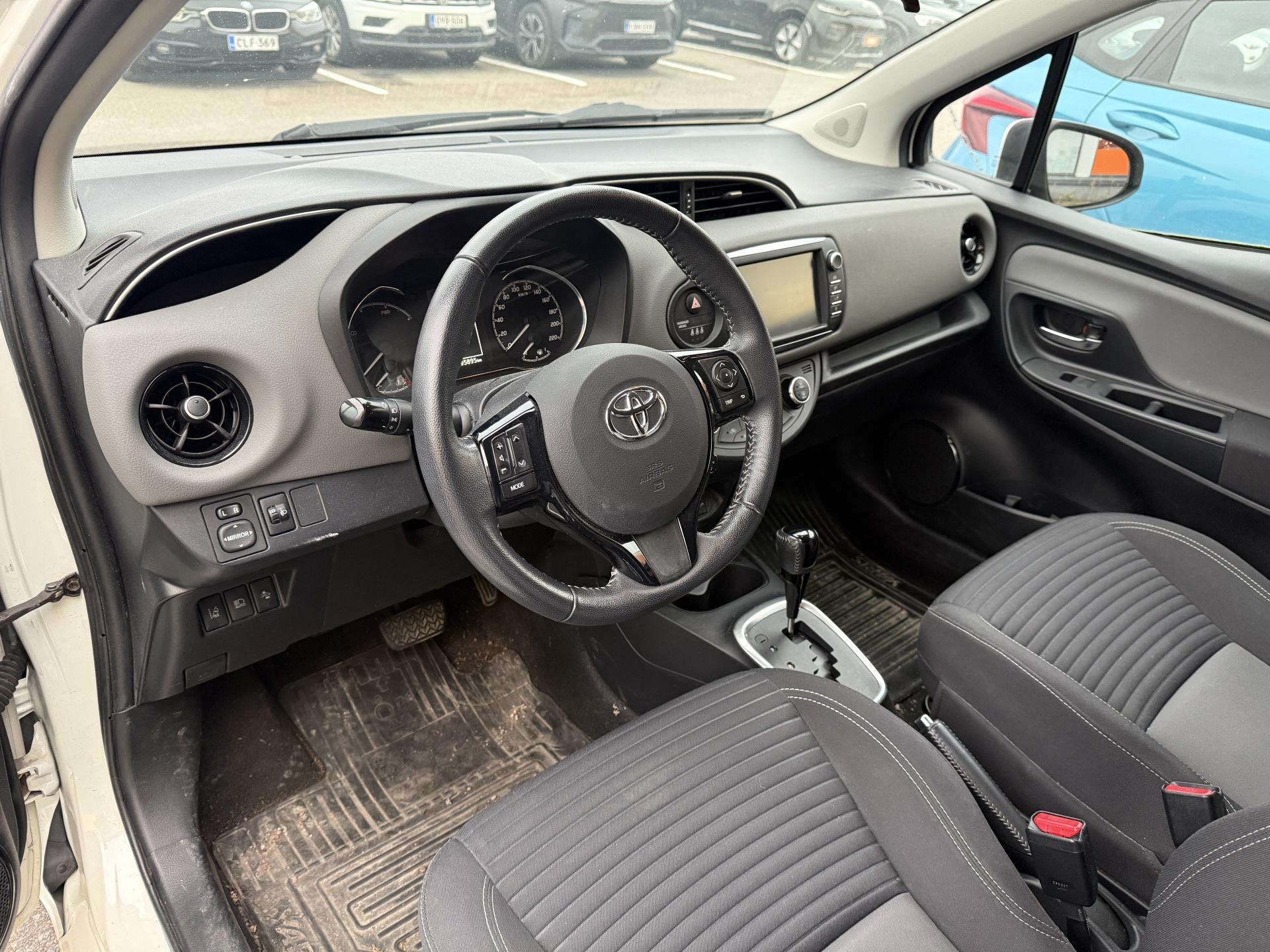 TOYOTA Yaris 2017