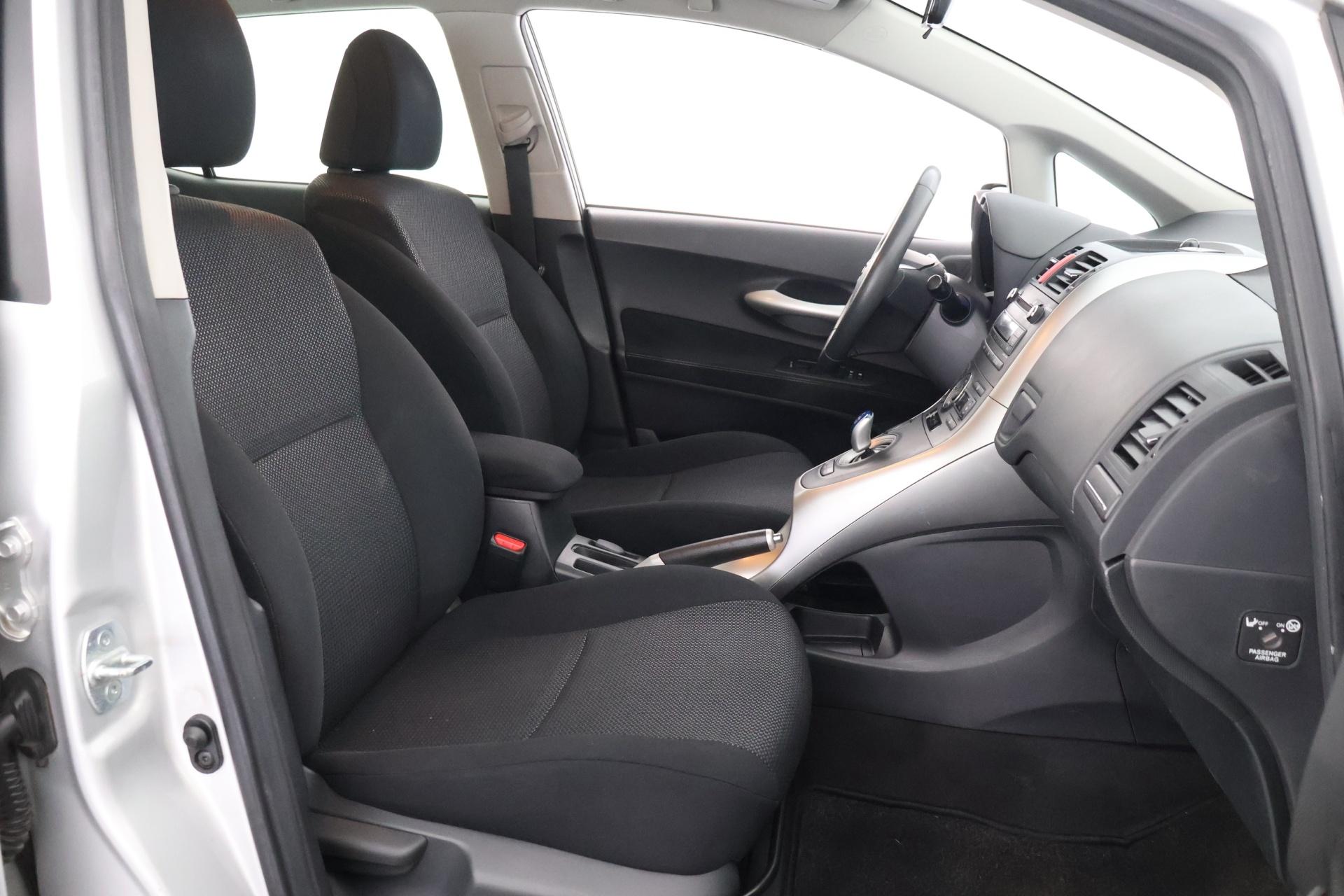 TOYOTA Auris 2011